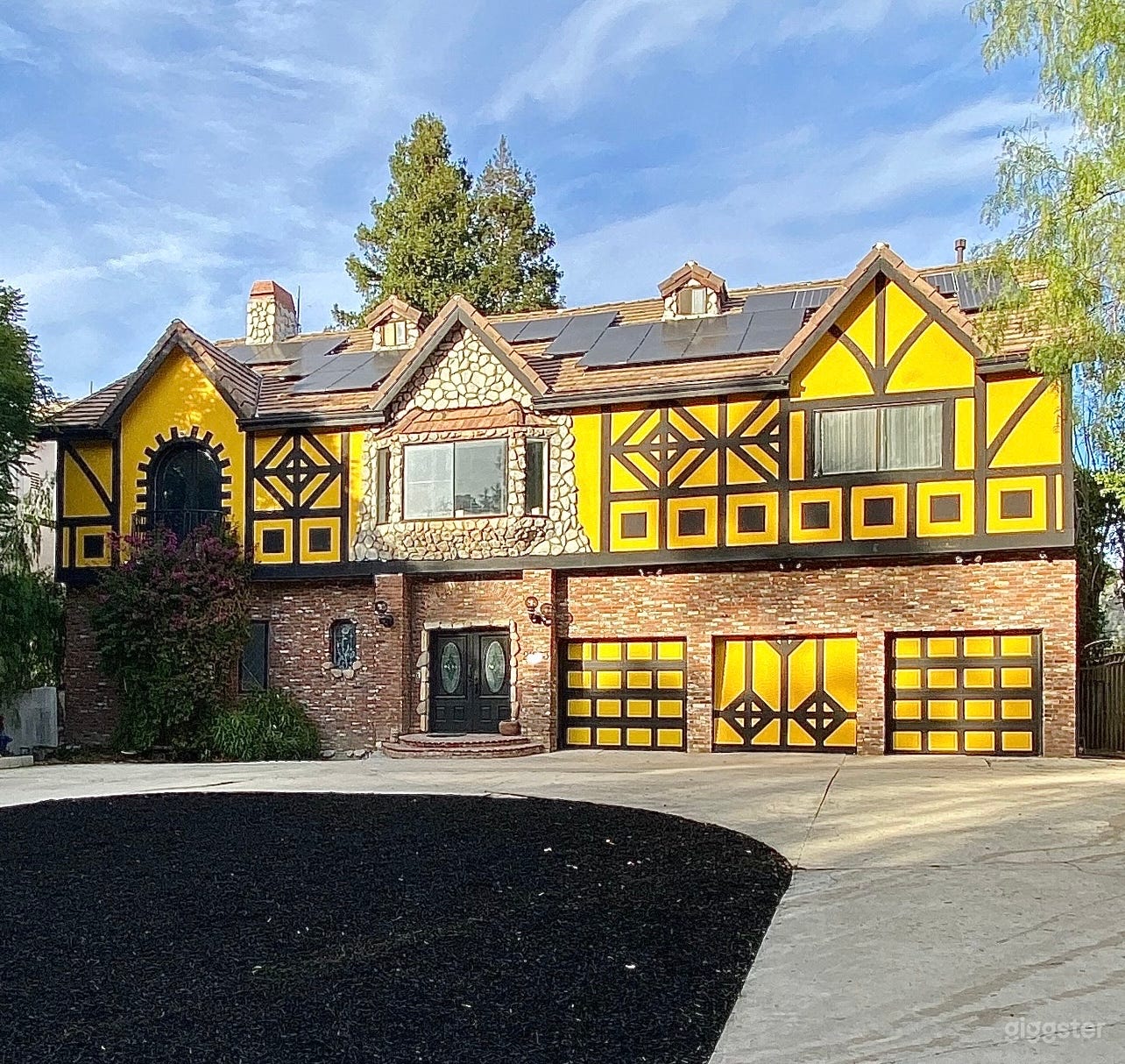 Eccentric, Handcrafted 1988 Tudor Photo 1