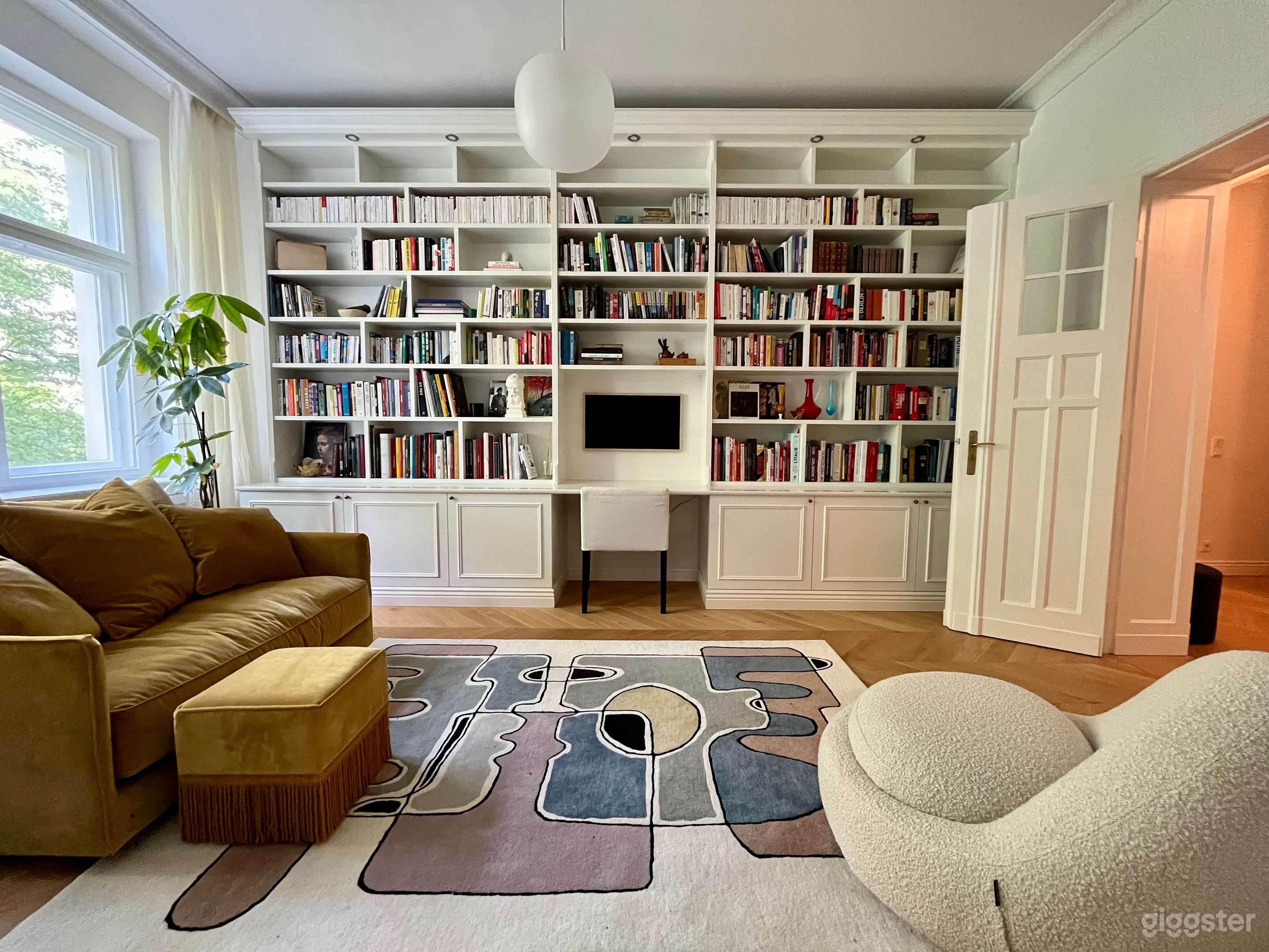 Helle nordische Altbauwohnung in Berlin Foto 1