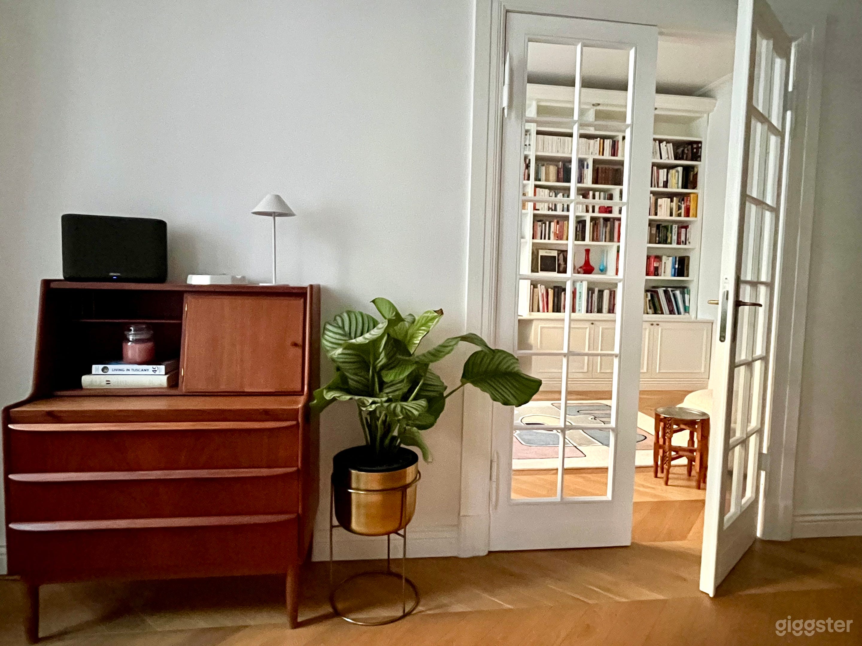 Helle nordische Altbauwohnung in Berlin Foto 4