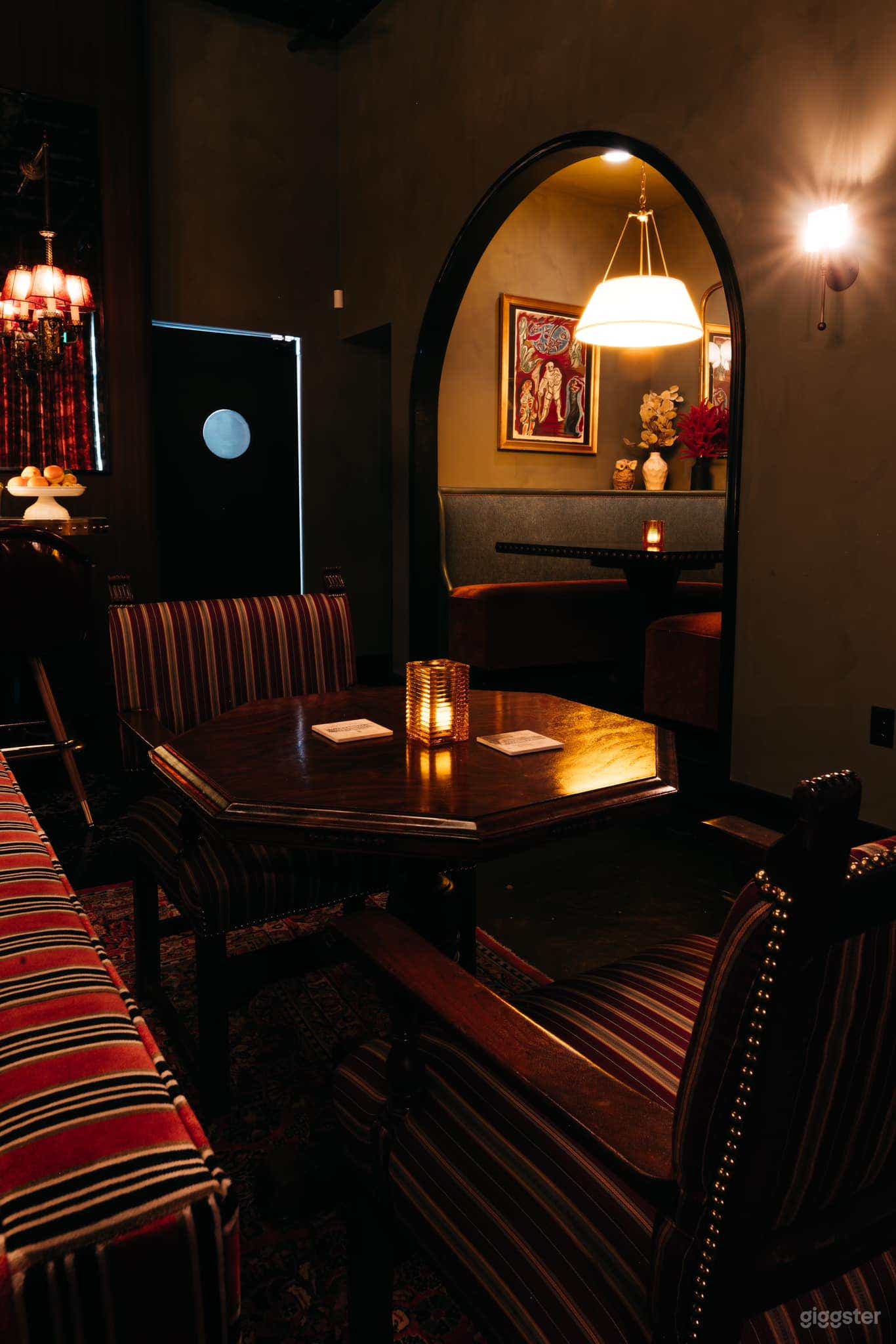 Sophisticated Upscale Cocktail Lounge Photo 3