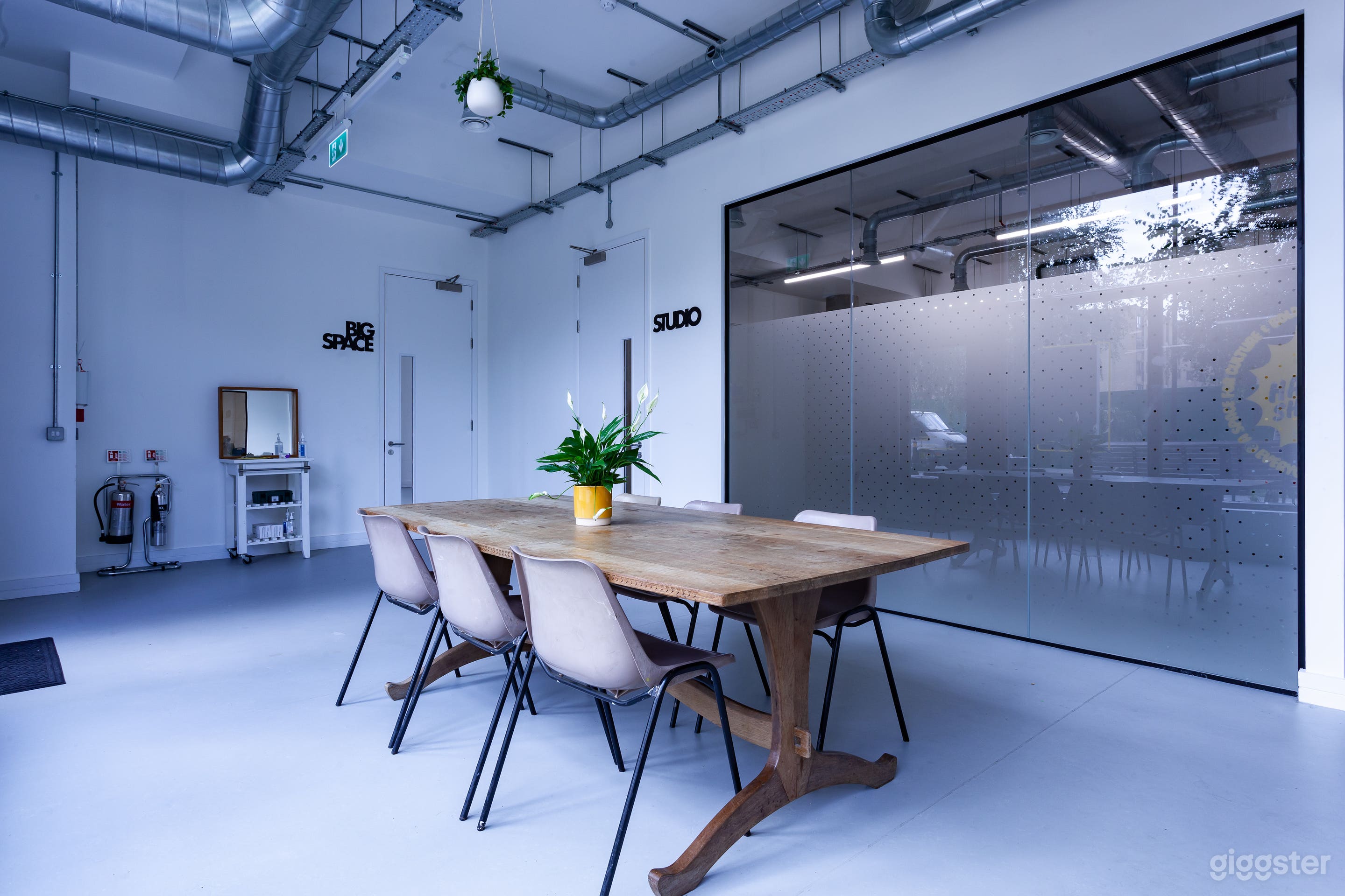 Hackney Showroom Photo 4