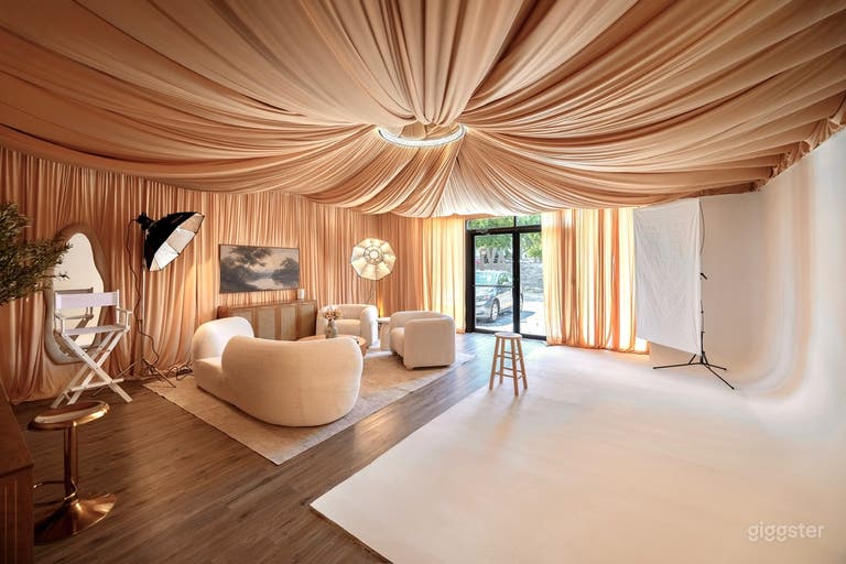  Austin Photo Studio with Cyclorama, Backdrops & Lounges 