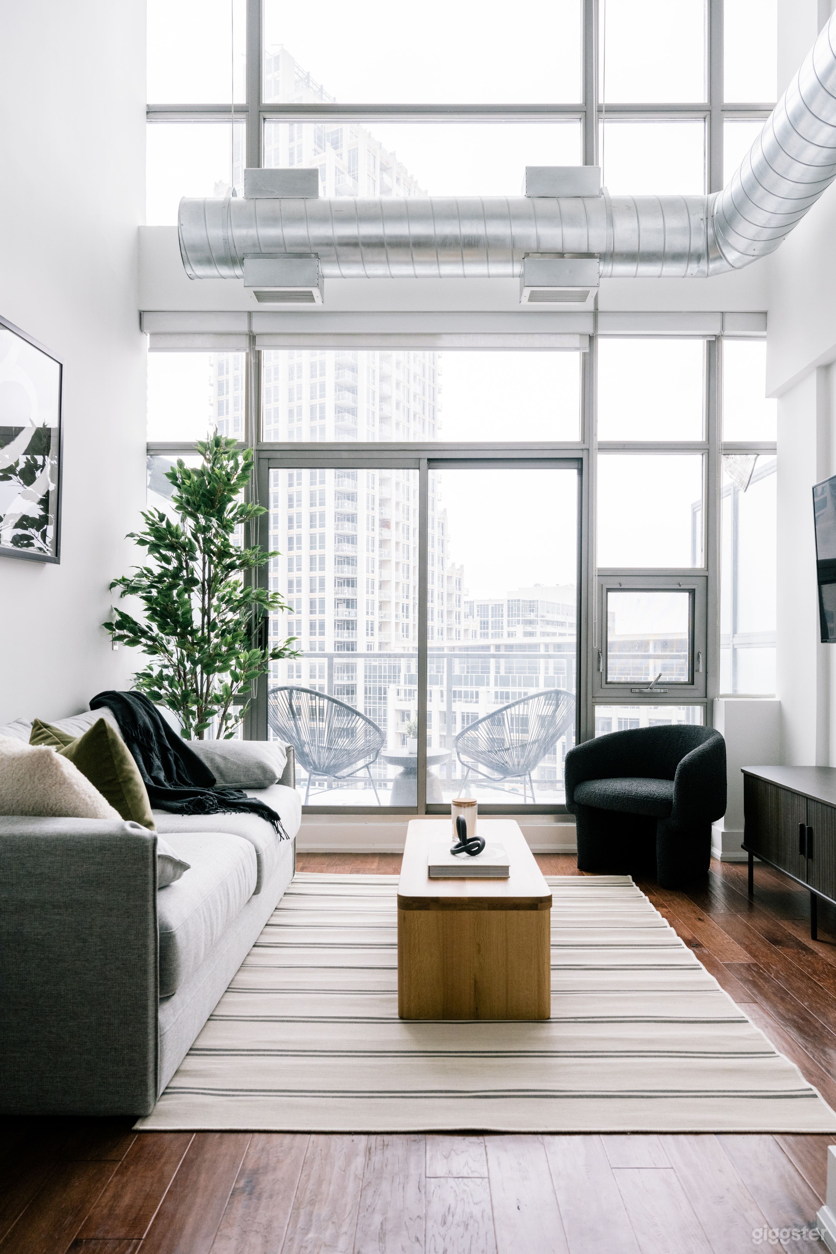 The Velvet Loft | 16ft Ceiling @ Tip Top Photo 1