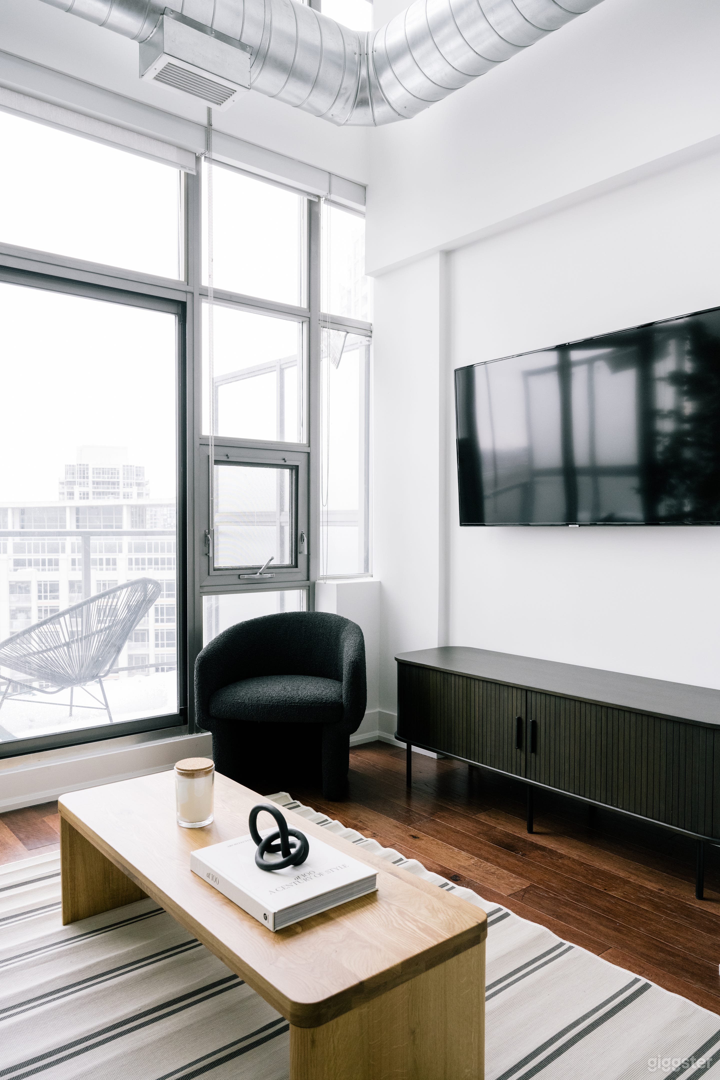 The Velvet Loft | 16ft Ceiling @ Tip Top Photo 3