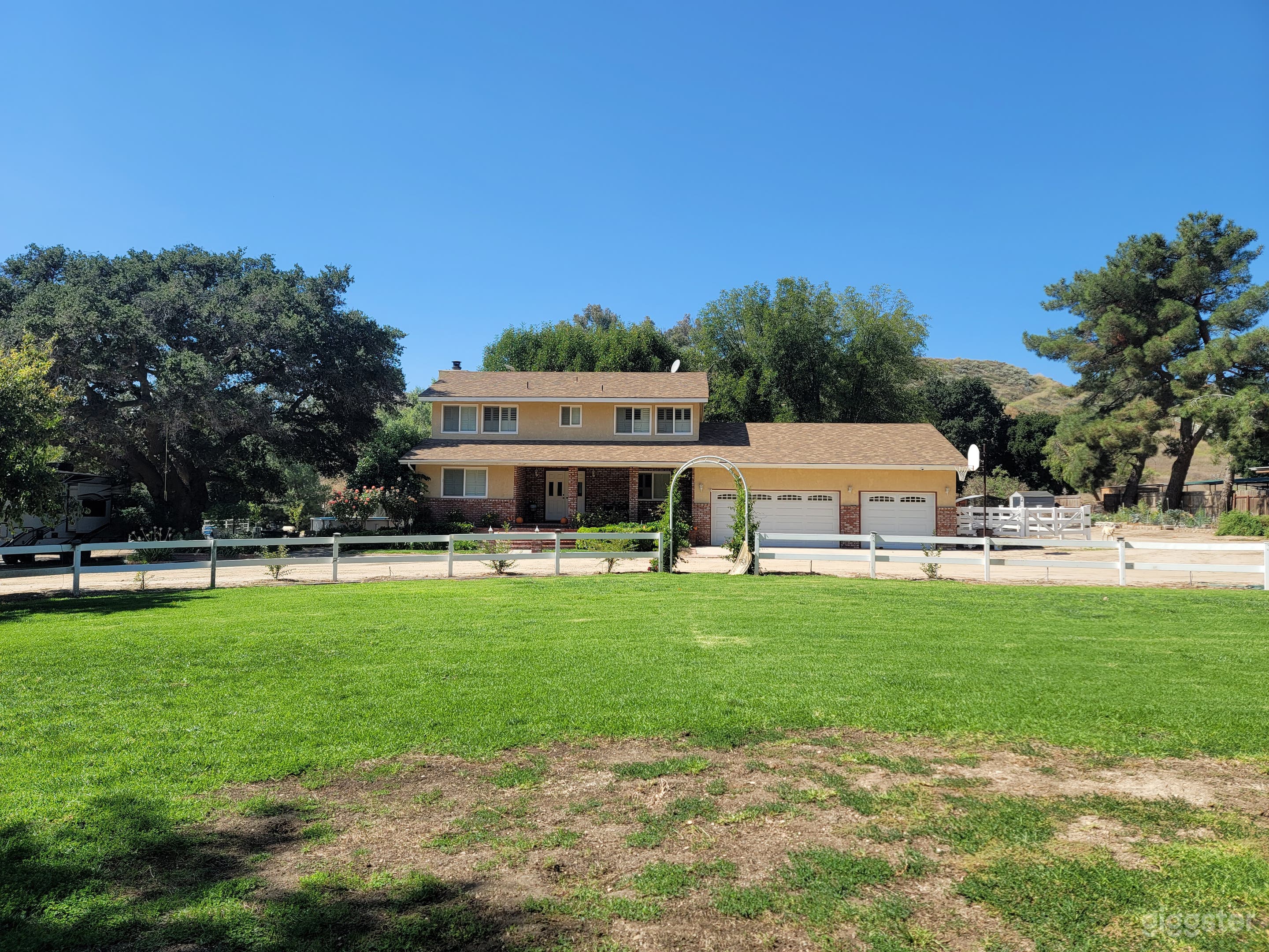 All American Ranch Home with classic barn Photo 2