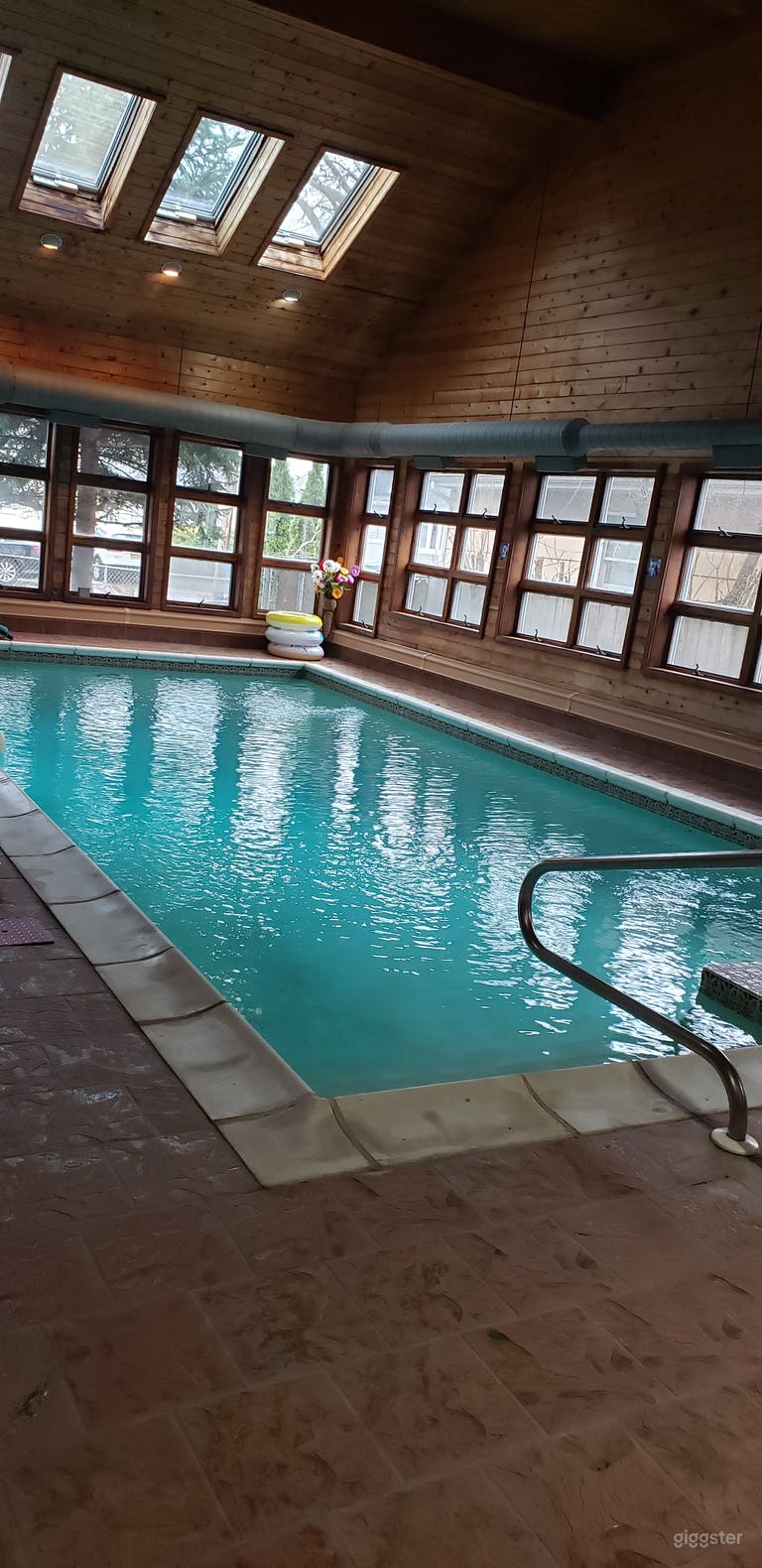  Belle piscine intérieure 