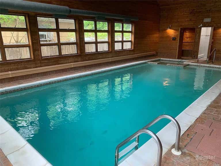  Belle piscine intérieure 