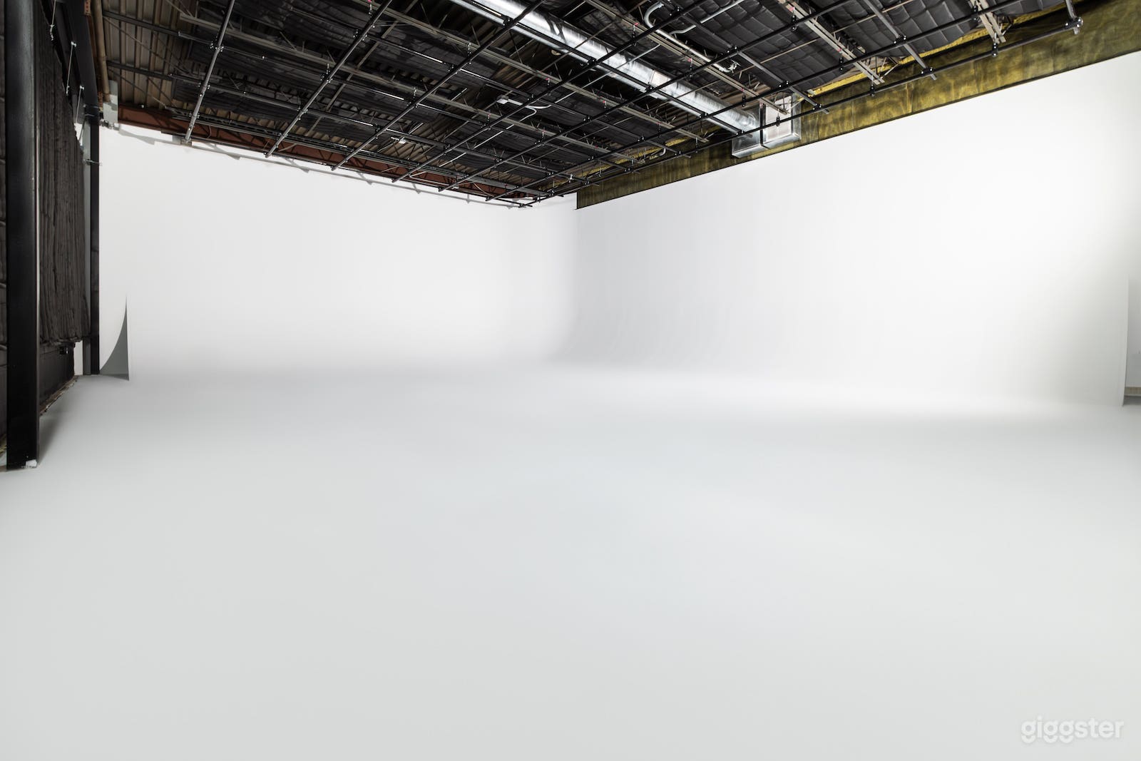 Spacious 1300sqft White Cyc Studio; Video, Photo, & Podcast Photo 3