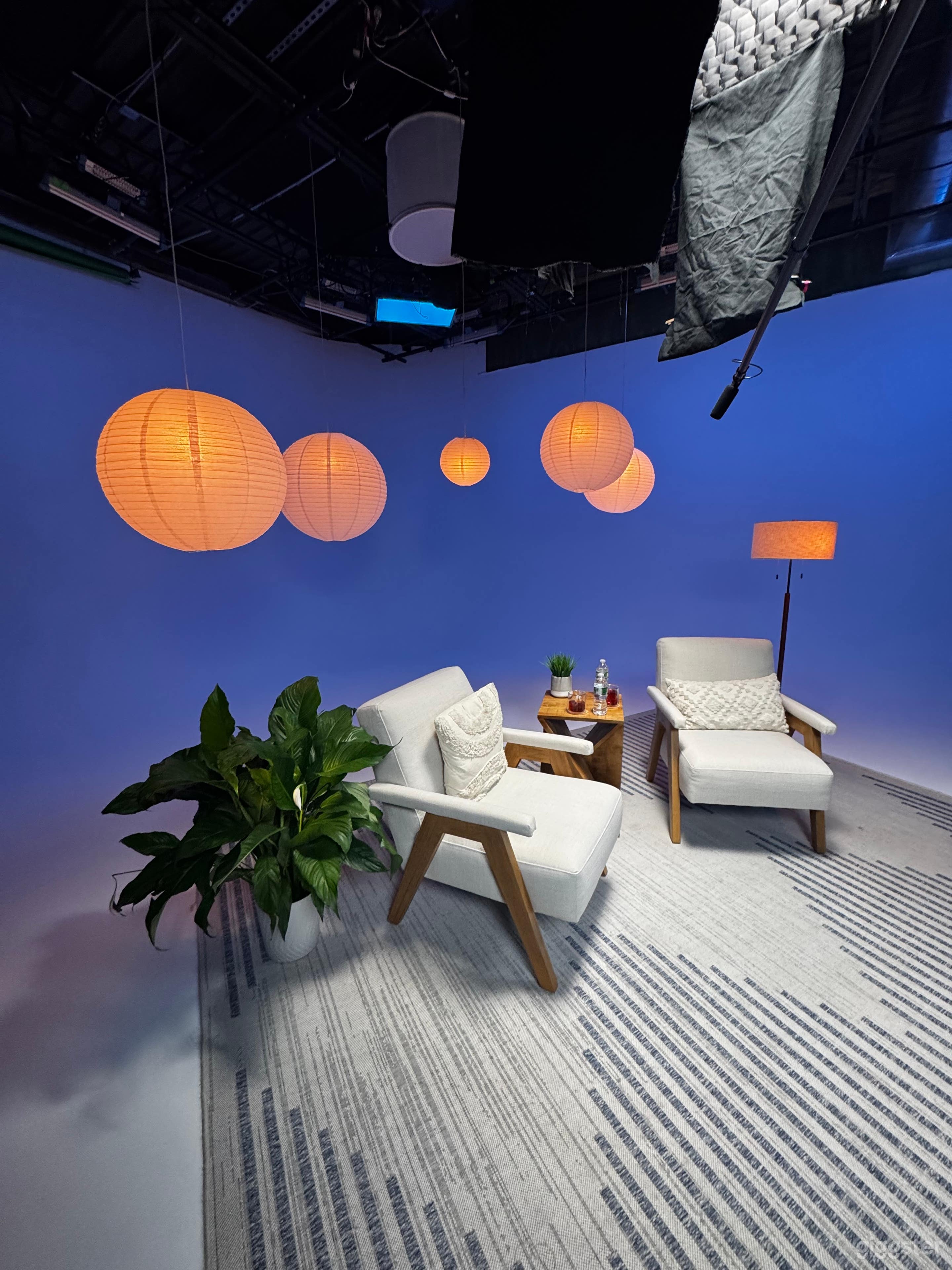 Spacious 1300sqft White Cyc Studio; Video, Photo, & Podcast Photo 4