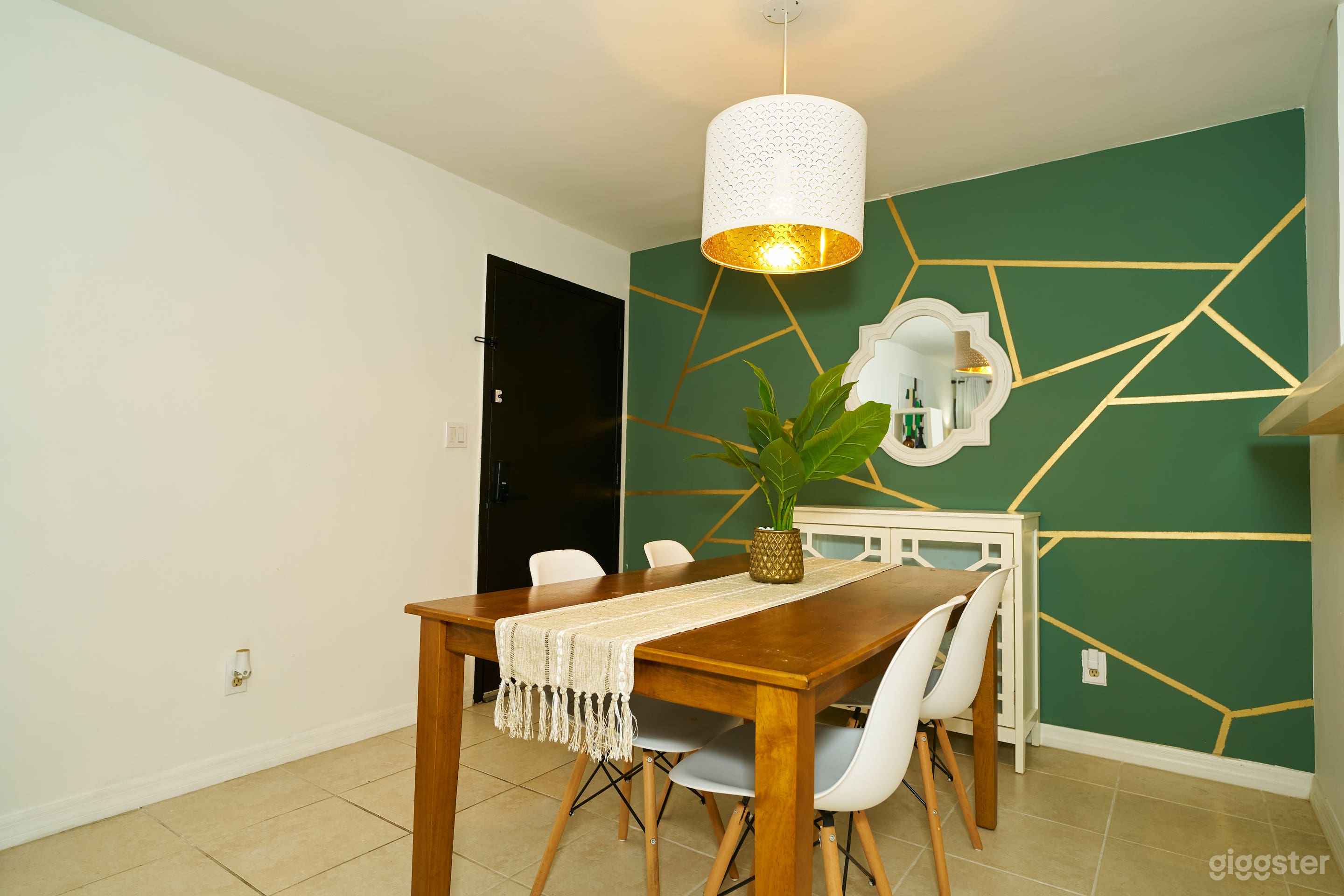 Urban Space great for Filming w/ decorated Balcony Photo 2