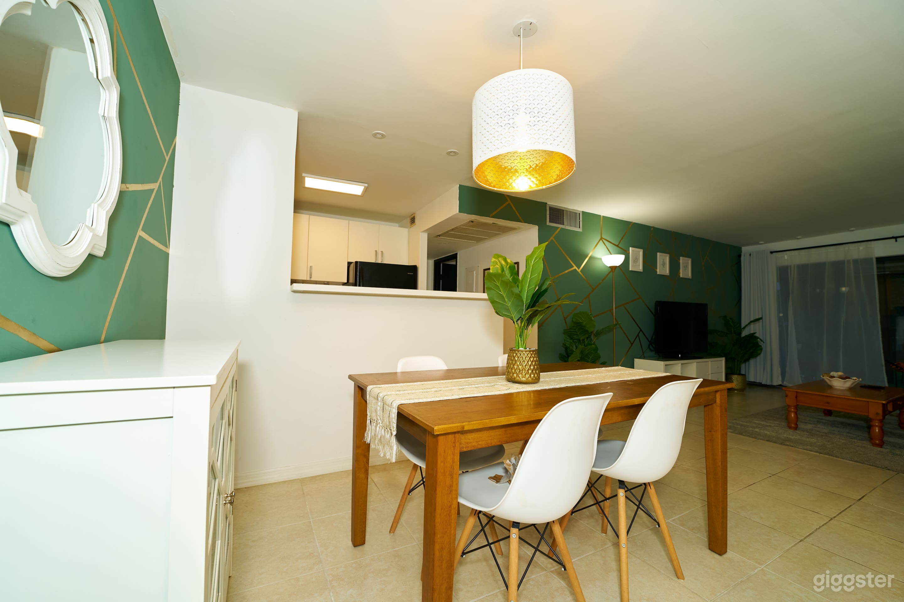 Urban Space great for Filming w/ decorated Balcony Photo 4