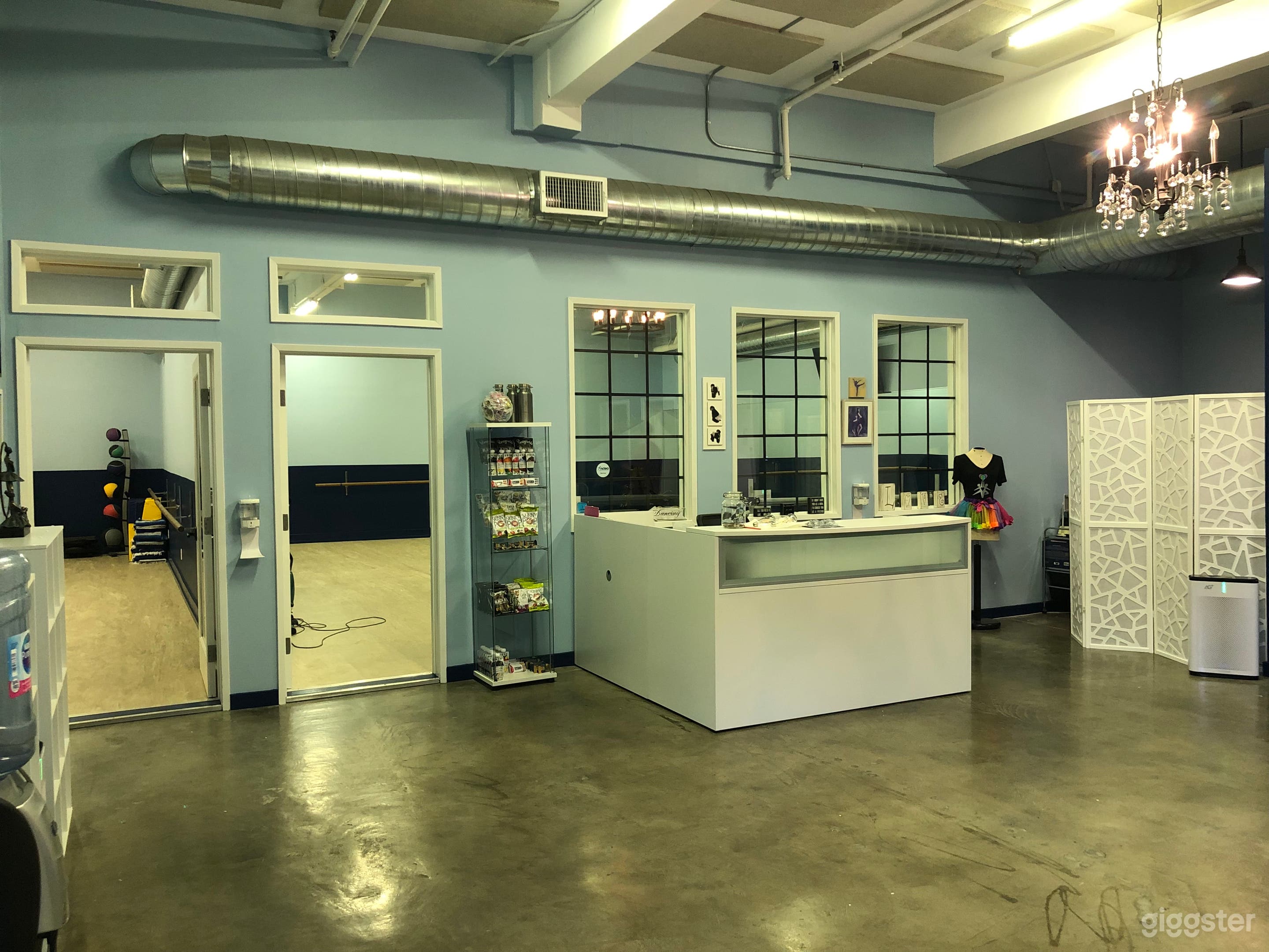 Beautiful newly remodeled dance/fitness/yoga space Photo 1