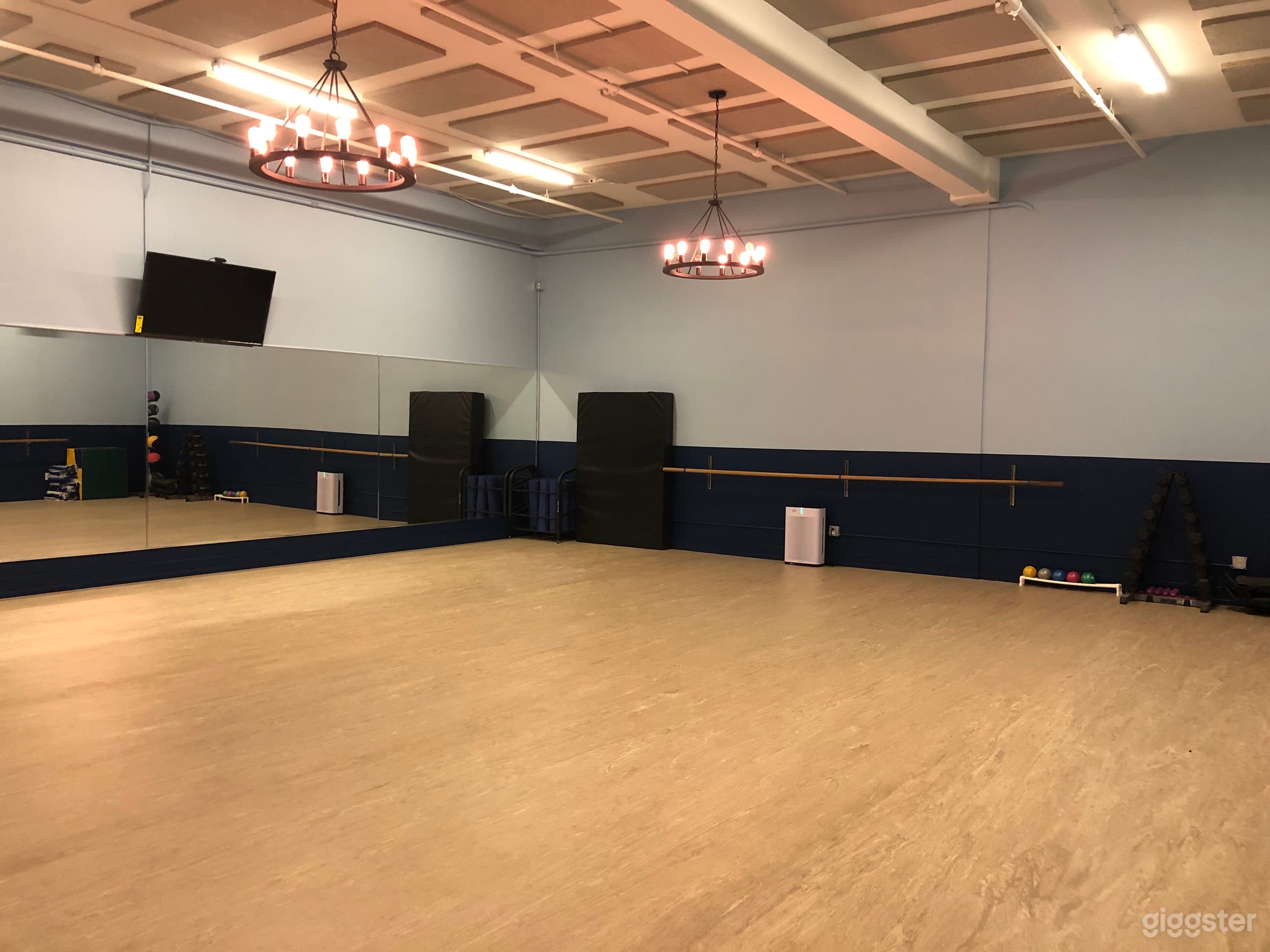 Beautiful newly remodeled dance/fitness/yoga space Photo 4