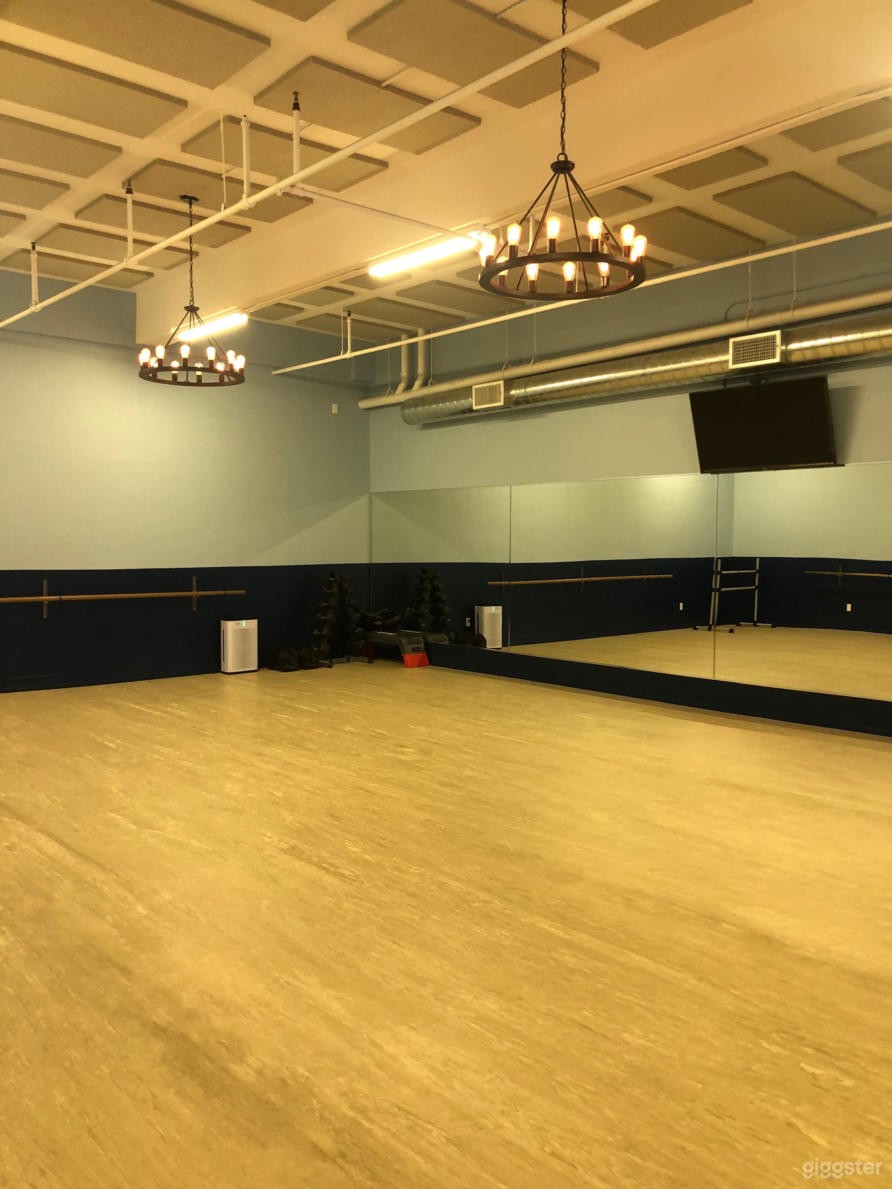 Beautiful newly remodeled dance/fitness/yoga space Photo 3