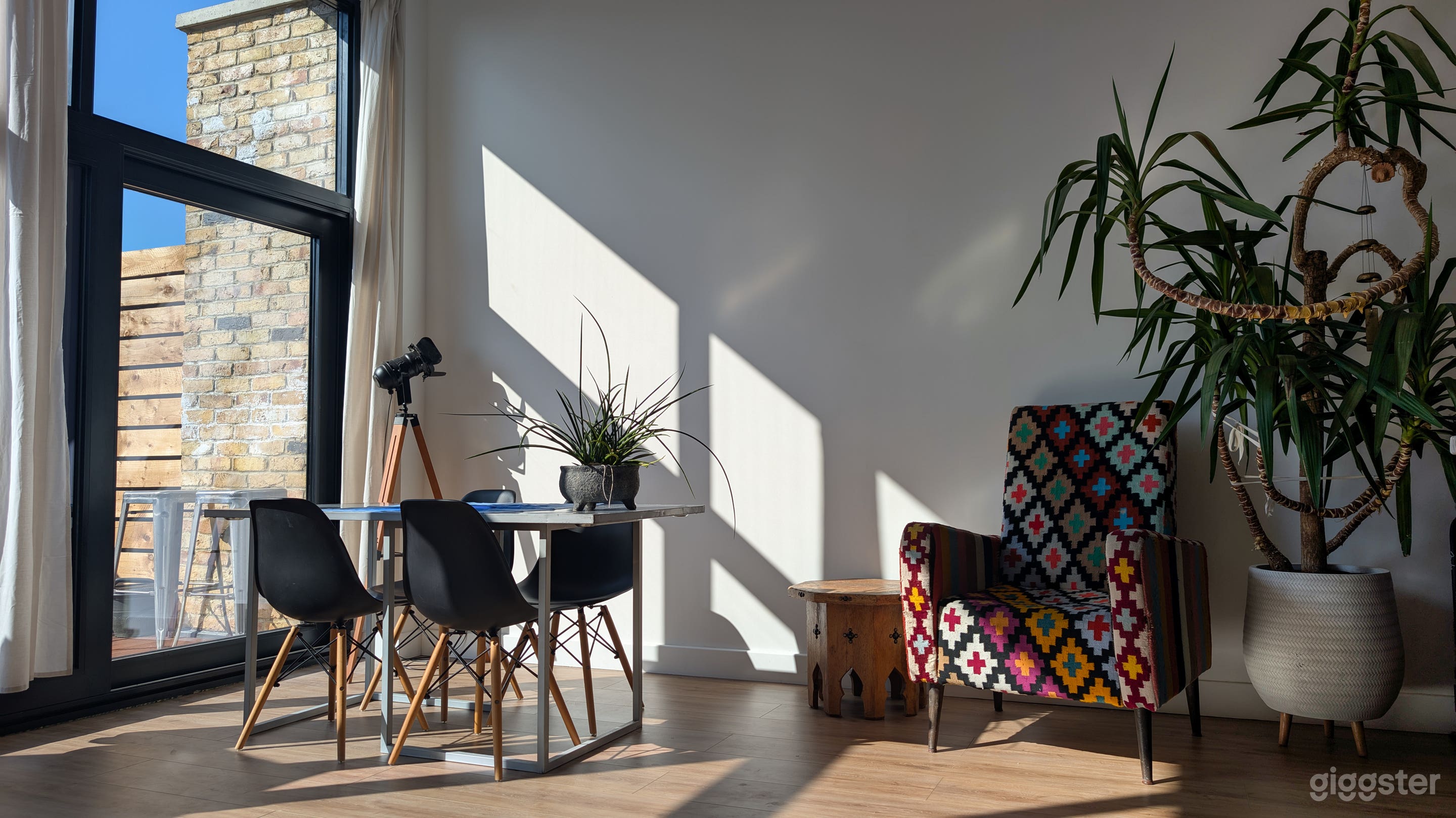 Bright &amp; Versatile Studio Loft with Natural Light Photo 1