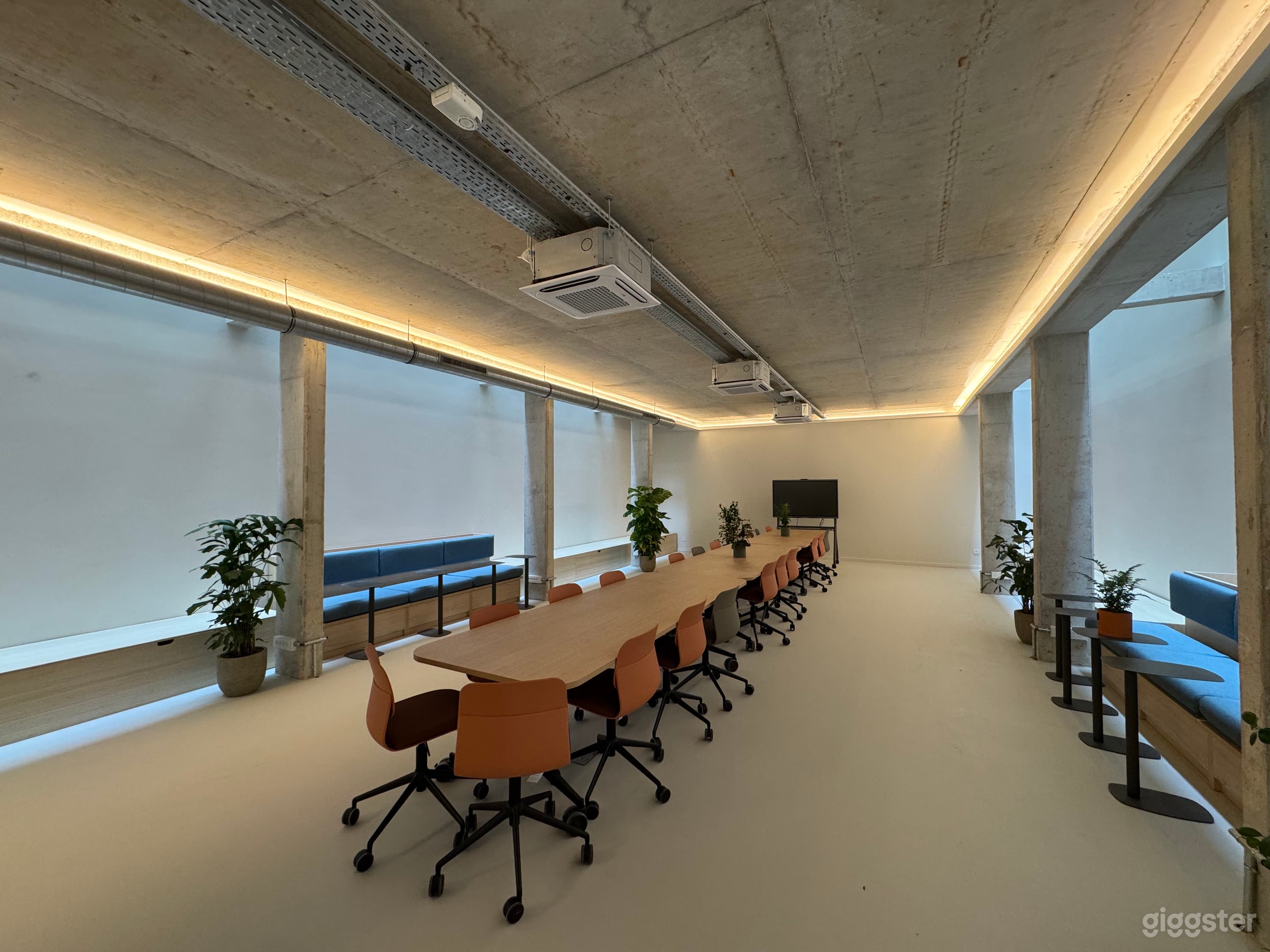 Salle de réunion moderne et lumineuse à Montrouge (BuyOut) Photo 1