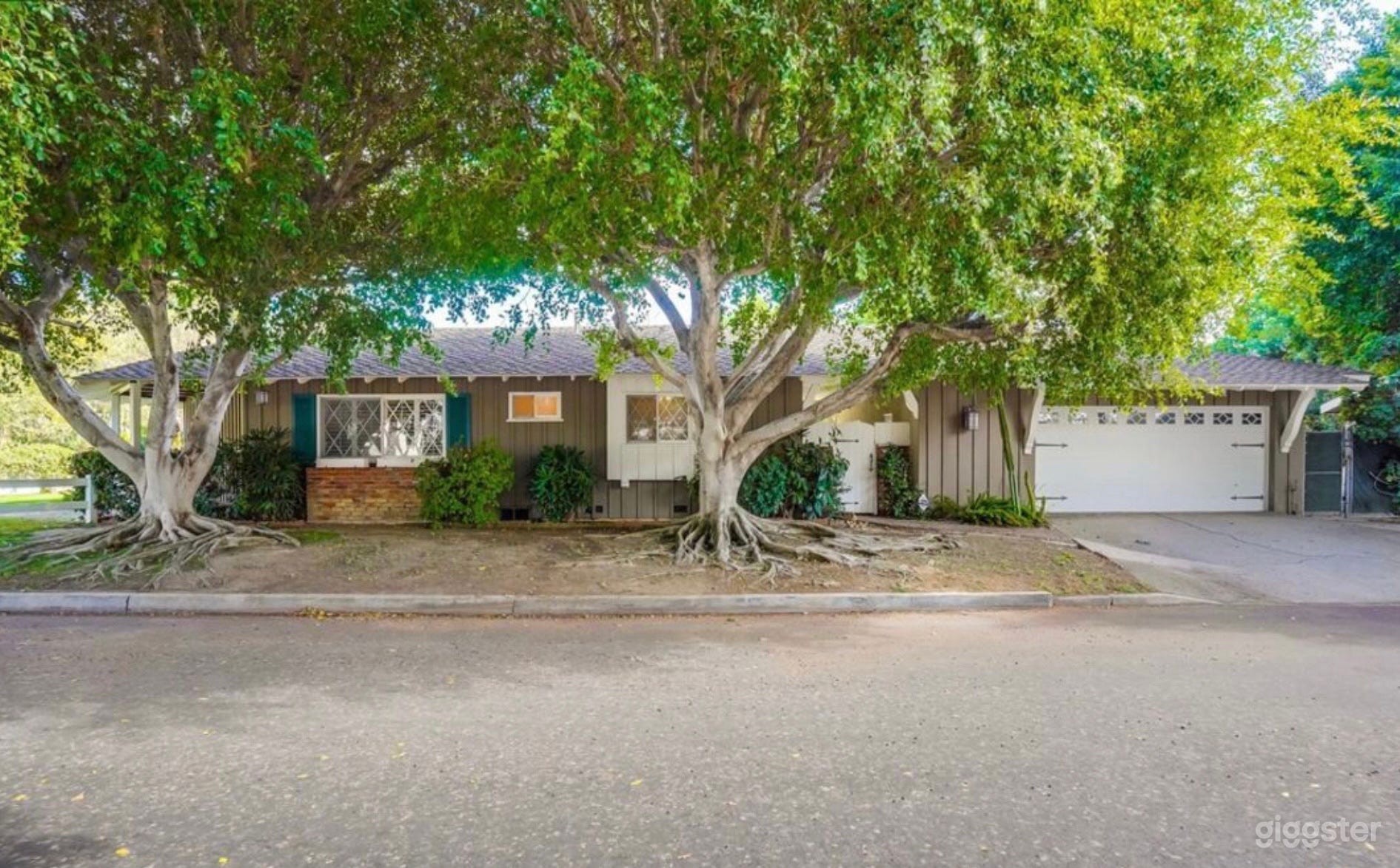 Mid-Century Ranch House with lush lawn and pool  Photo 3
