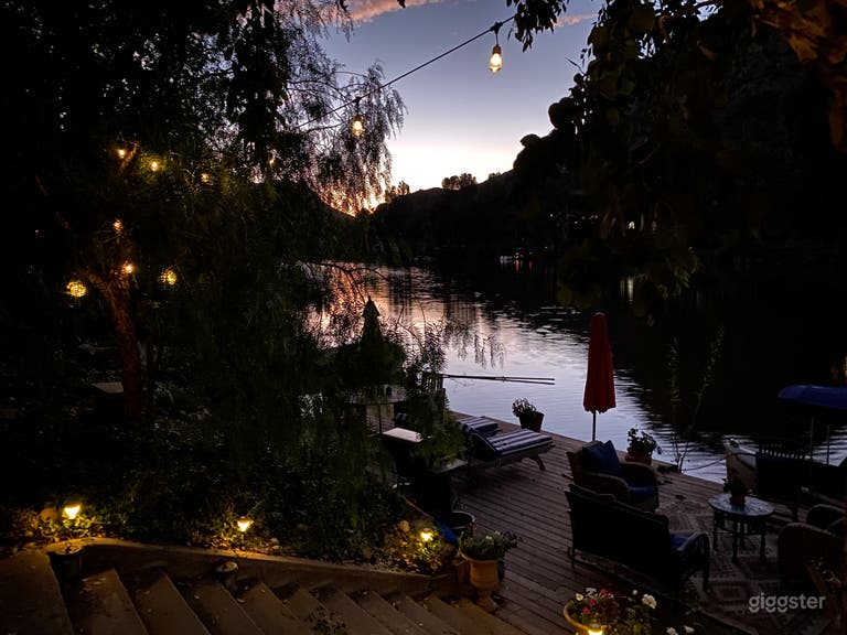  Charming Lakefront Cottage 