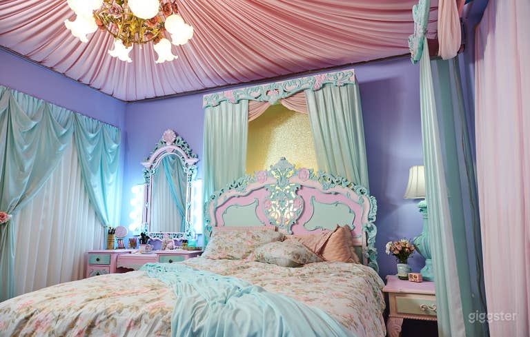  Dreamy pink Dollhouse 