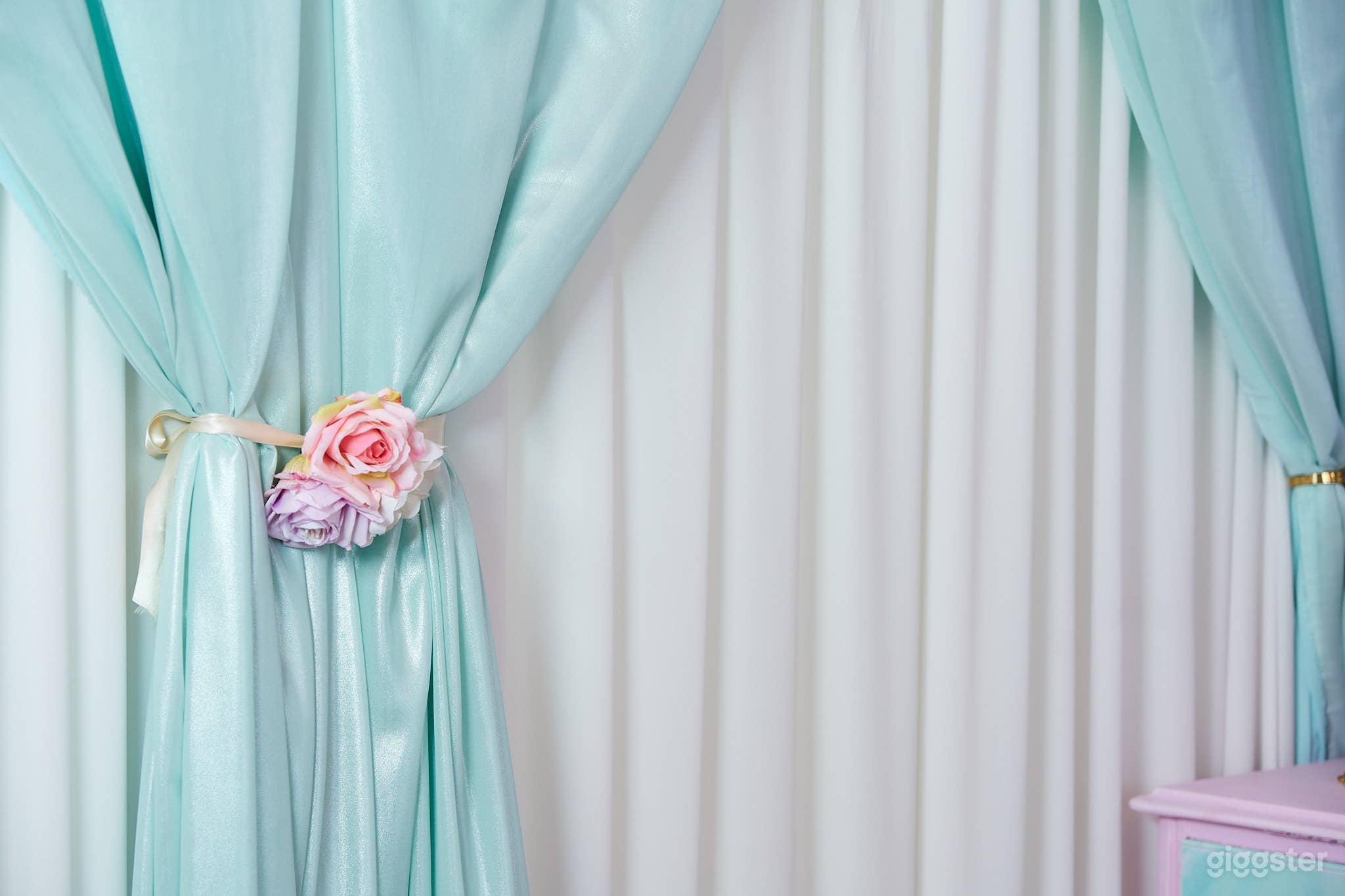 Dreamy pink Dollhouse Photo 4