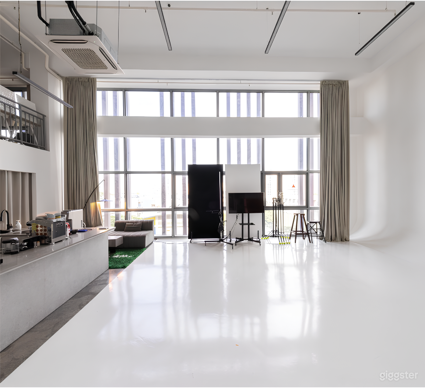 Cyclorama Photography Studio Photo 4