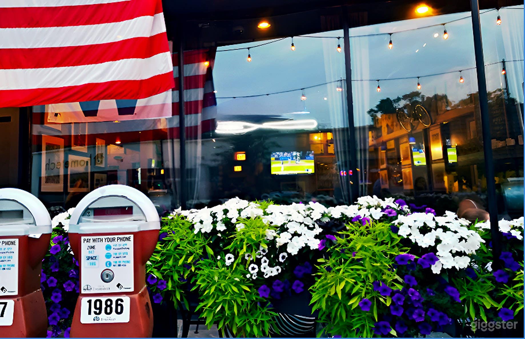 Atmospheric Outdoor Dining in Evanston Photo 3