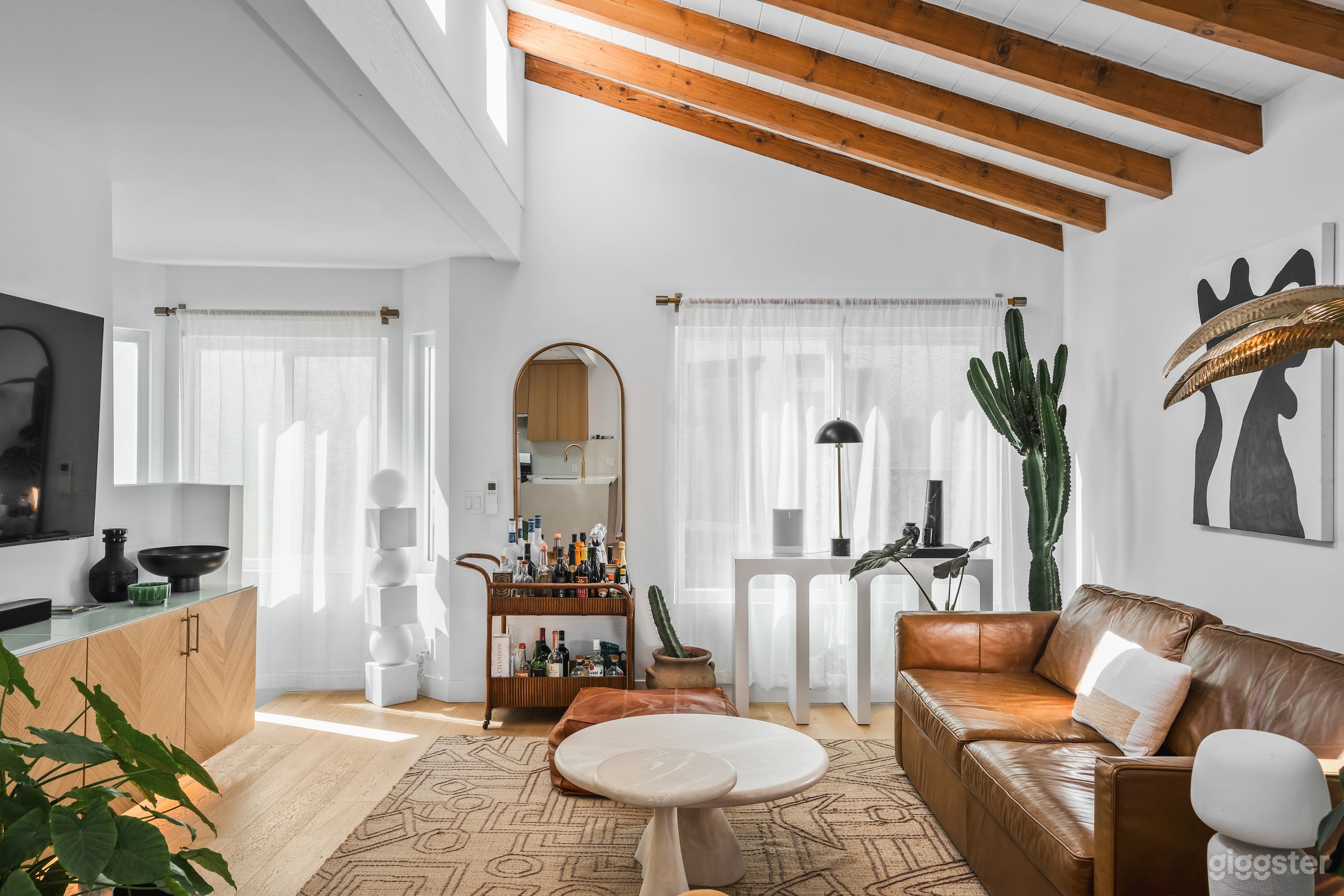 Lush &amp; Light-Filled – Tropical Boho Loft  Photo 4