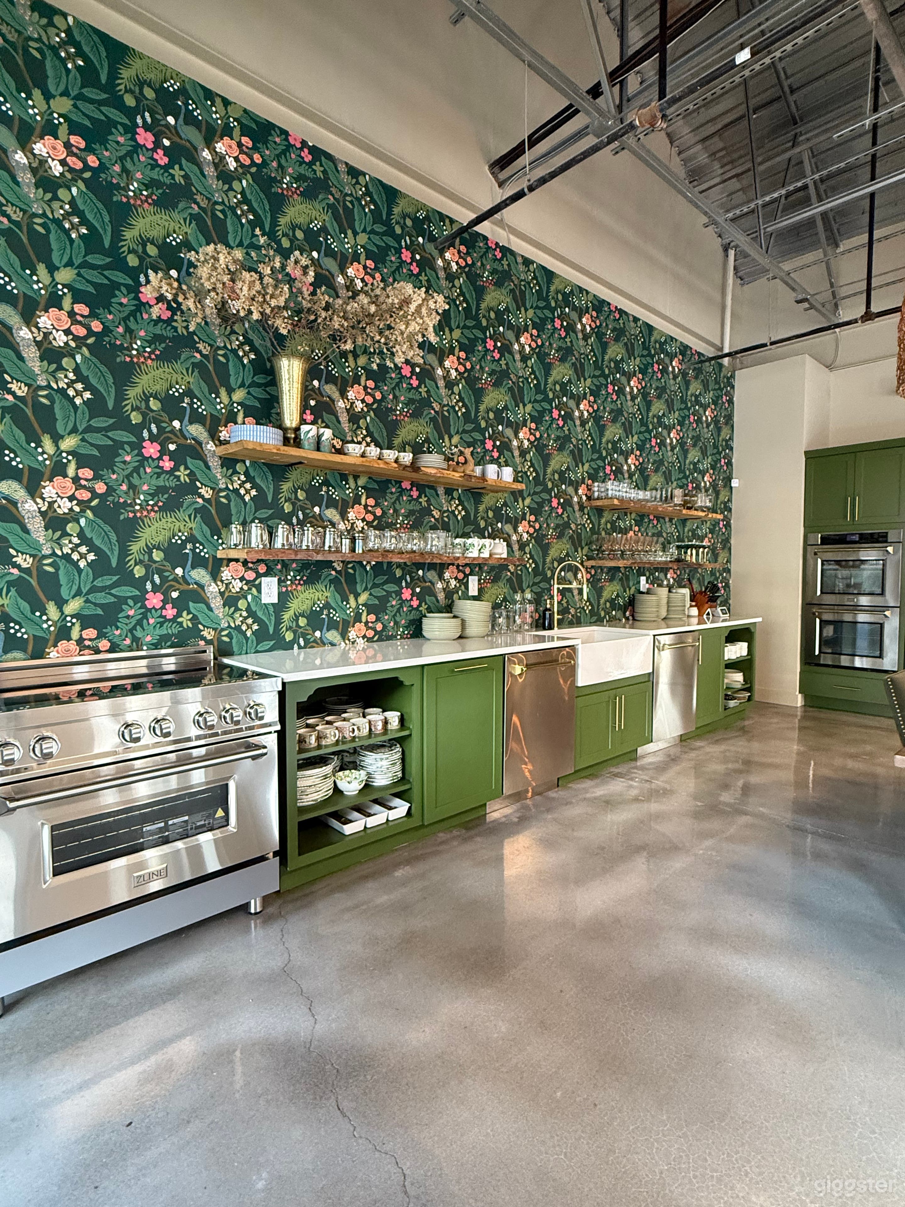 Beauty Blossoms on the Table Photo 4