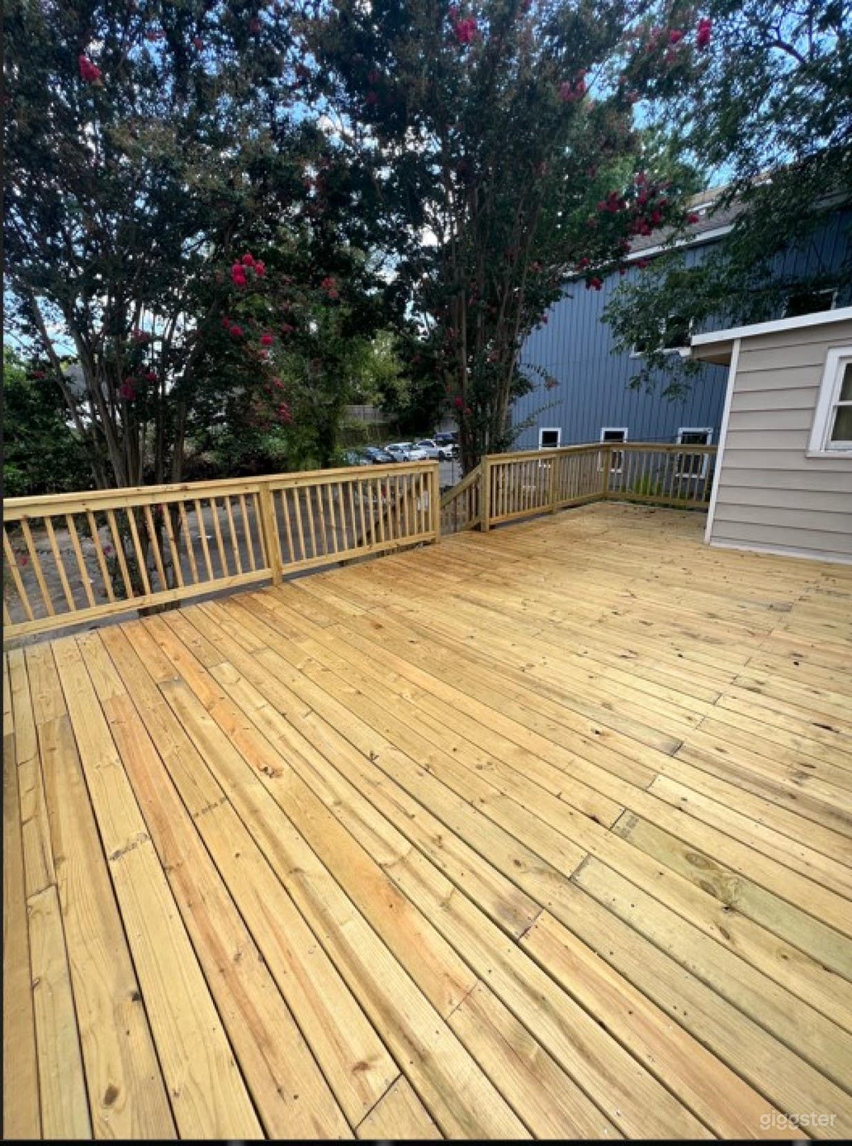  Spacious Deck: A Creative Haven for All Occasions Photo 4