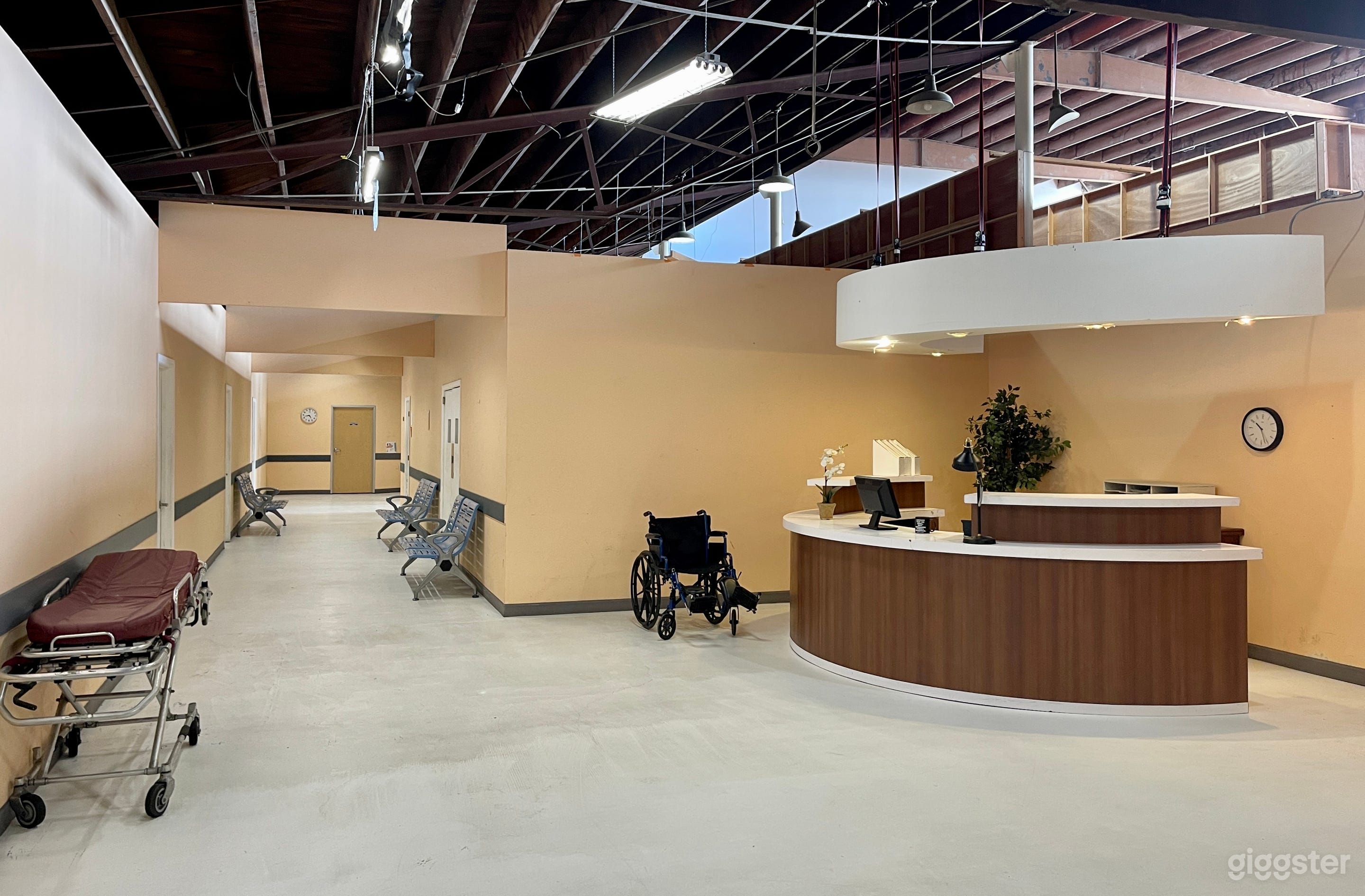 Hospital Standing Set Patient Room Lobby Elevator Photo 1