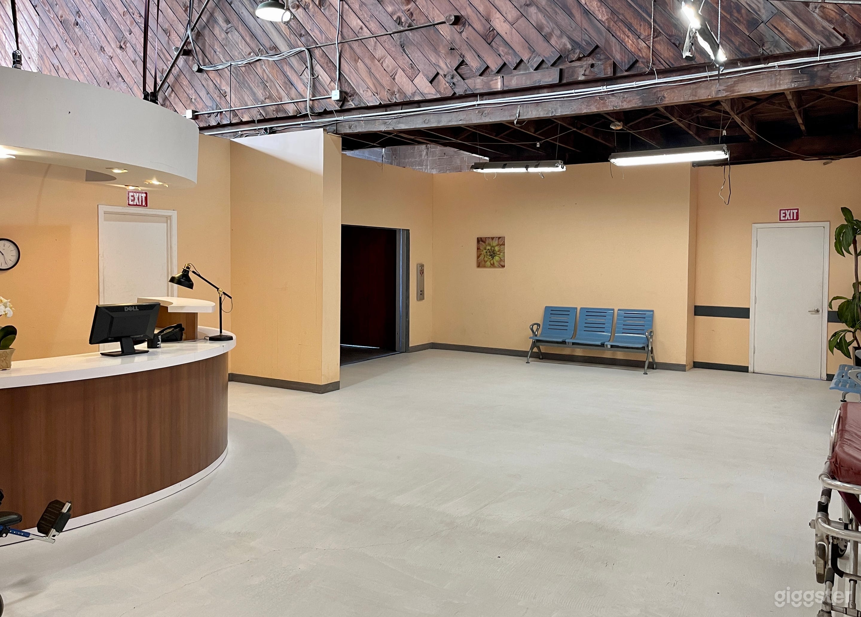 Hospital Standing Set Patient Room Lobby Elevator Photo 2