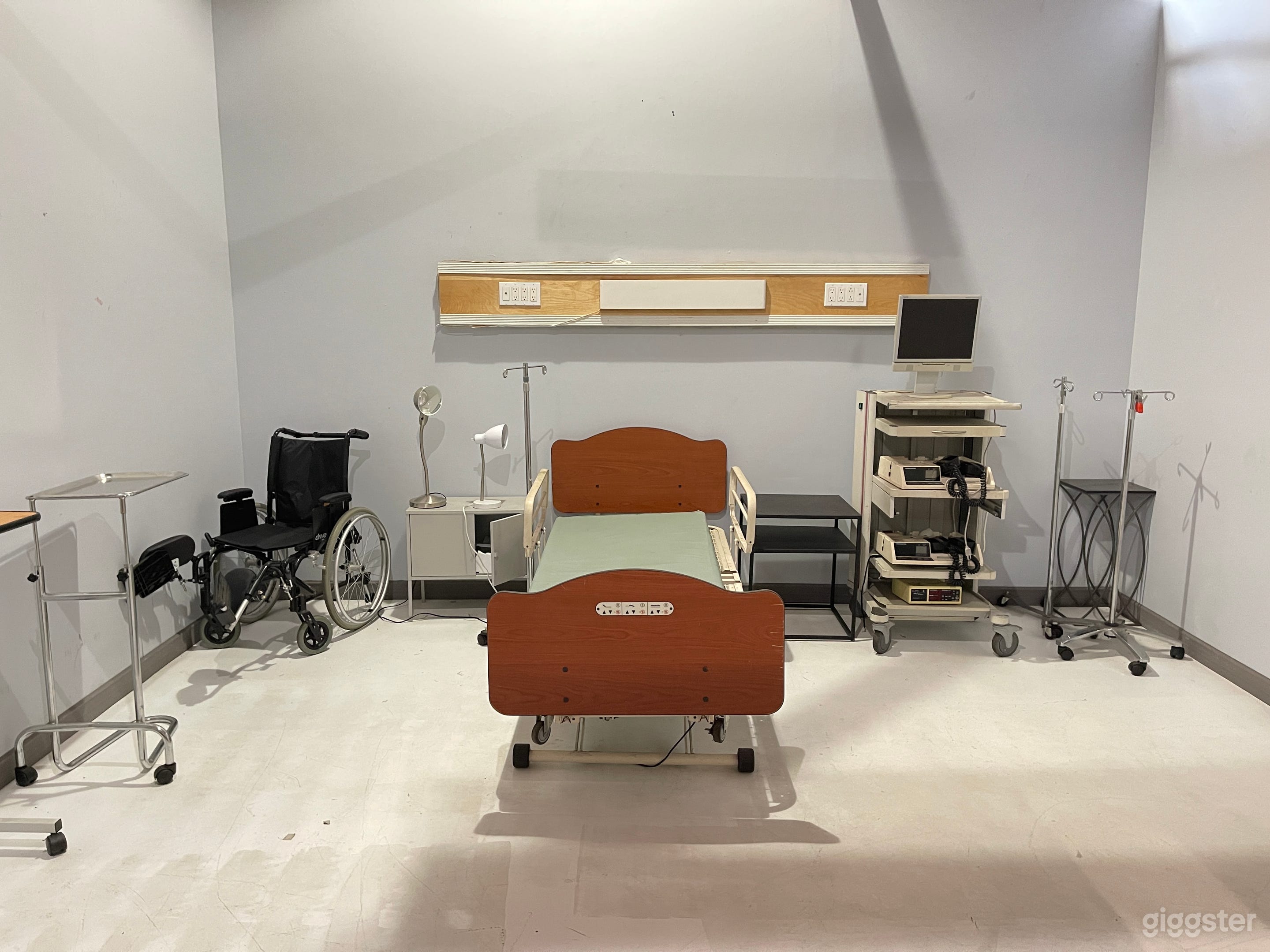 Hospital Standing Set Patient Room Lobby Elevator Photo 4