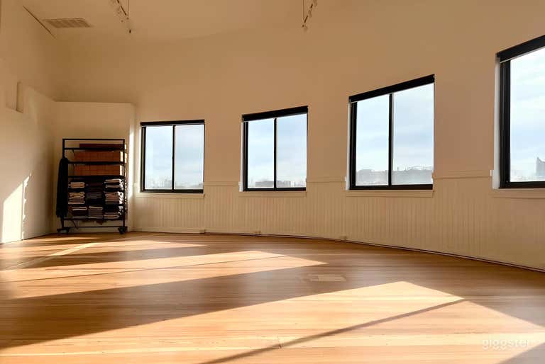  Minimal, Spacious, Light Filled Yoga Studio 