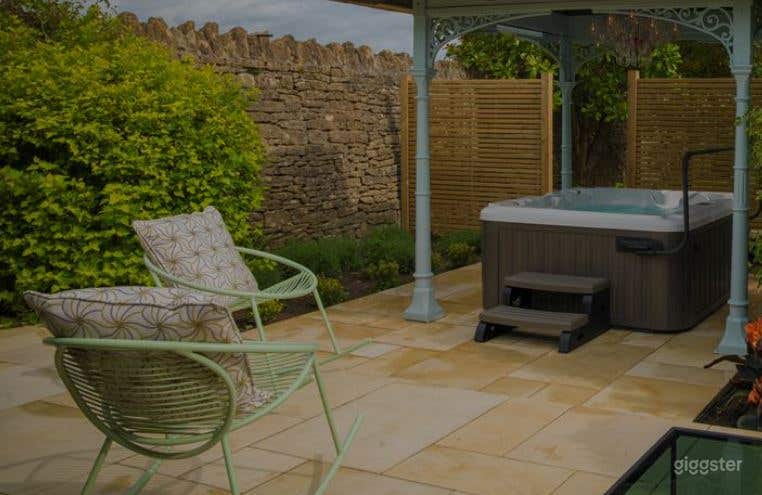 The Hot Tub Suite Room with Natural Tones Photo 1