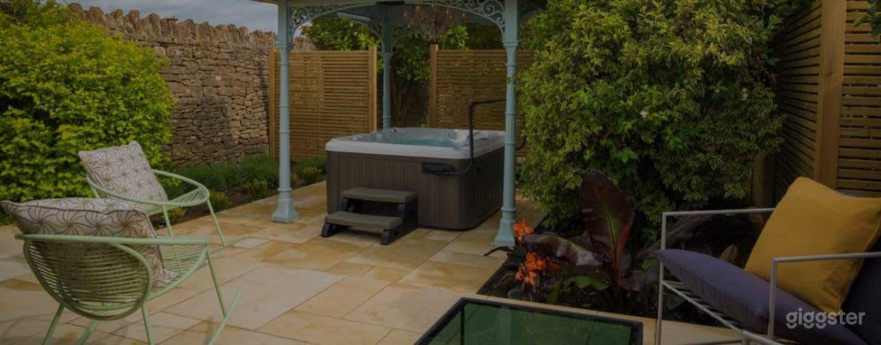 The Hot Tub Suite Room with Natural Tones Photo 3