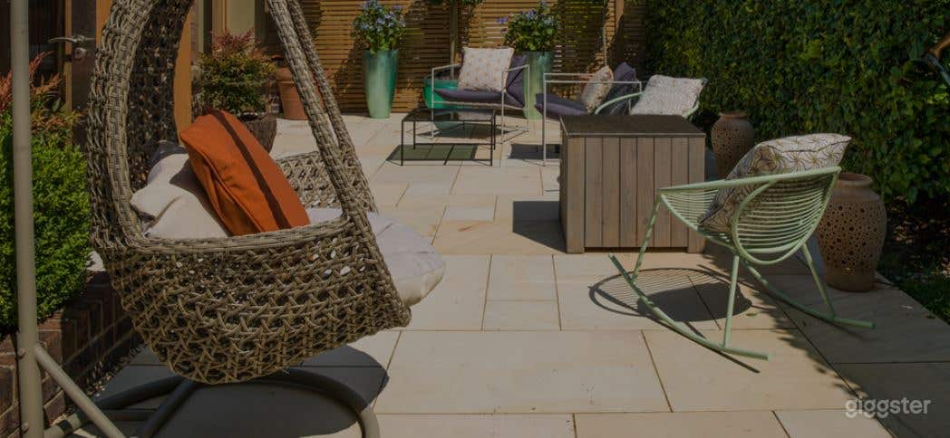 The Hot Tub Suite Room with Natural Tones Photo 4