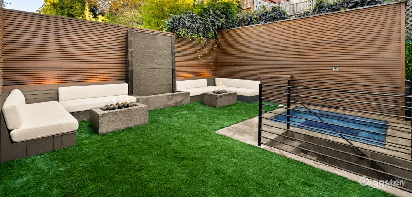 Large Built-In Hot Tub Photo 4