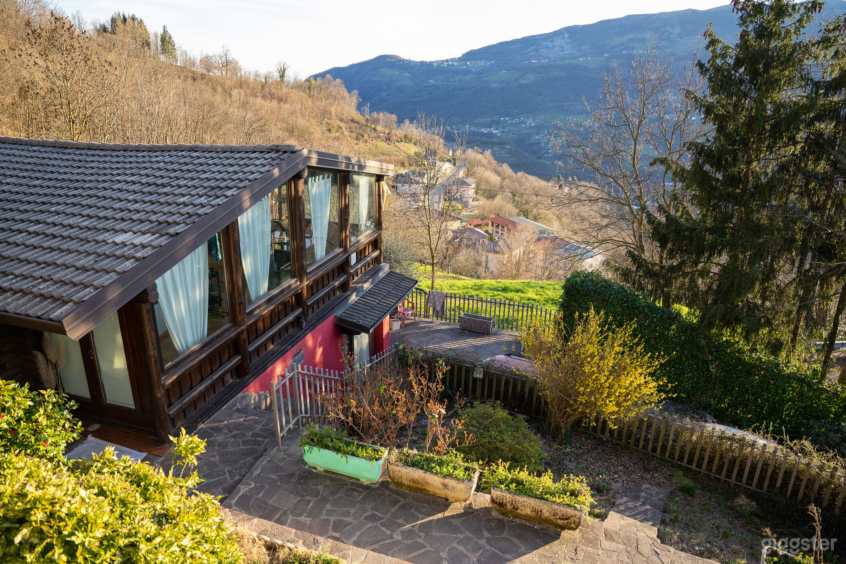 Foto di Secret Hub: Underground Open Space, Panoramic Windows and Murals 1