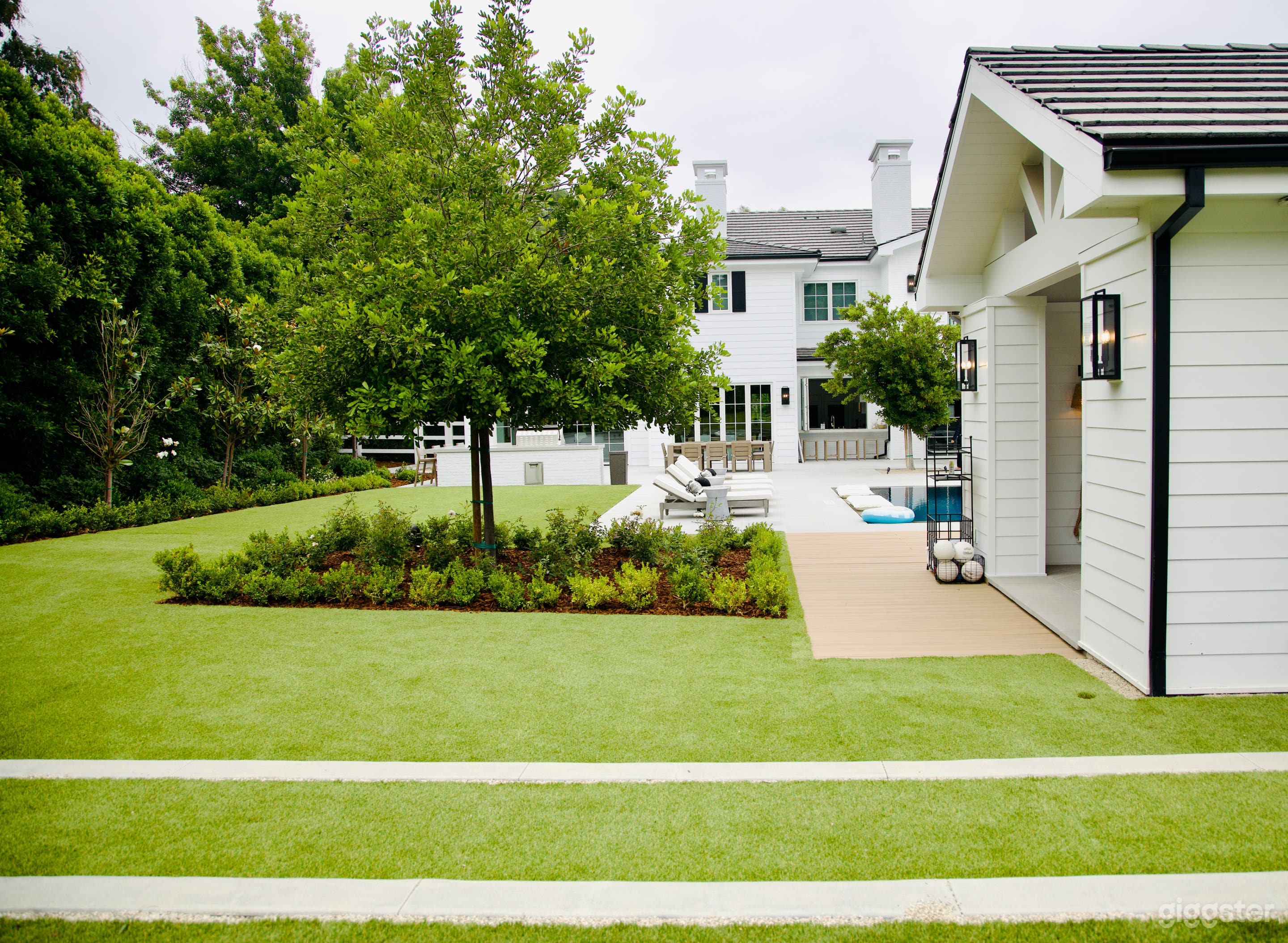 Exquisite Mansion Backyard  Photo 2