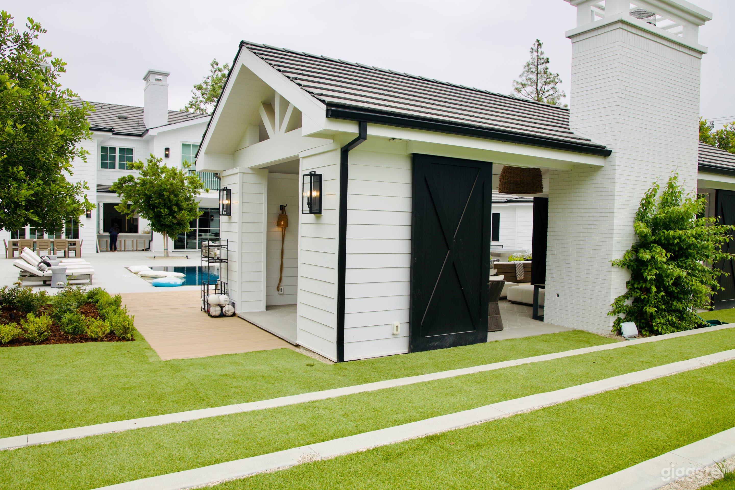 Exquisite Mansion Backyard  Photo 3