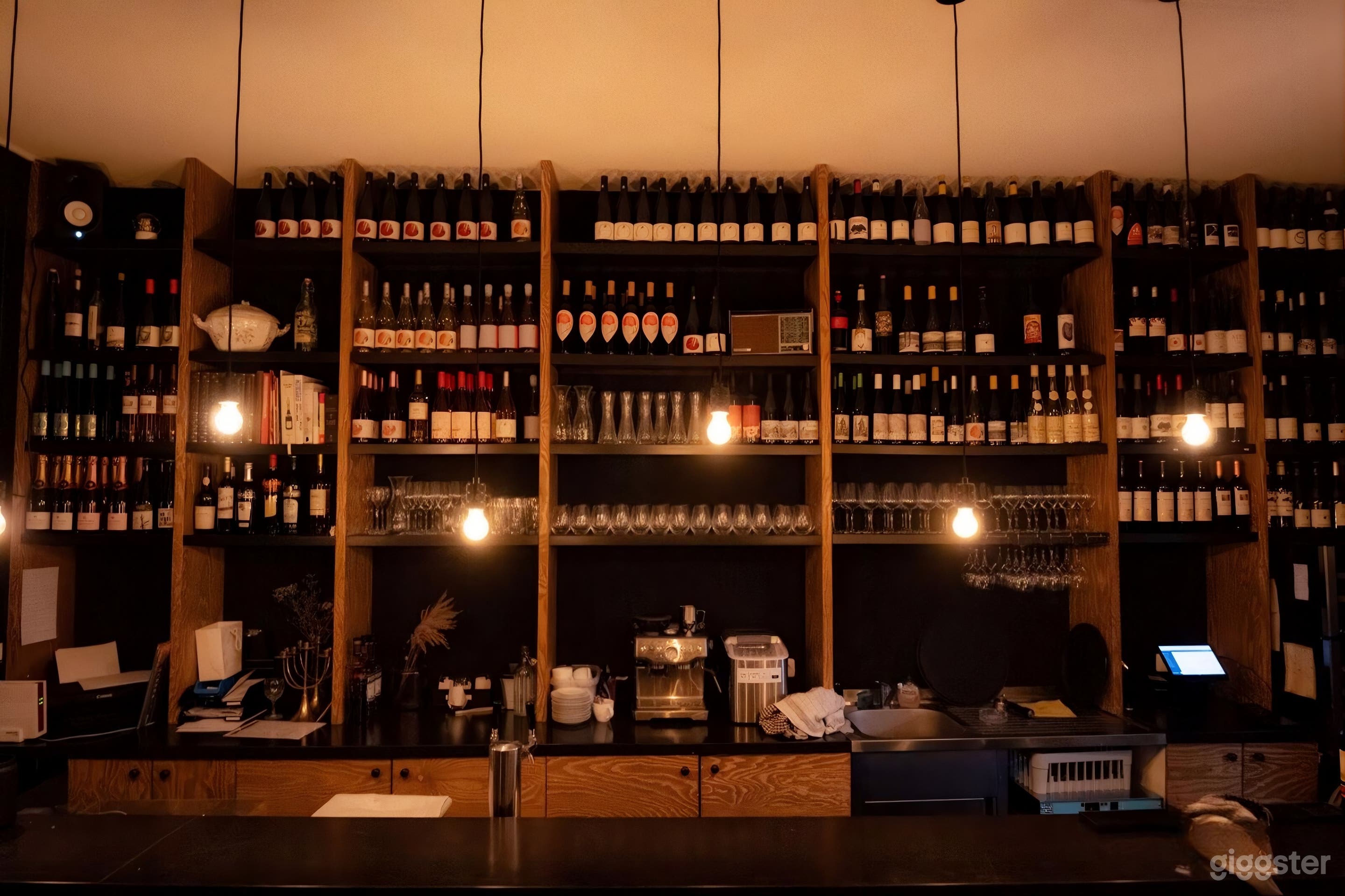 Sonnenverwöhnte französisch-spanische Wein- & Tapas-Bar in Berlin Foto 1