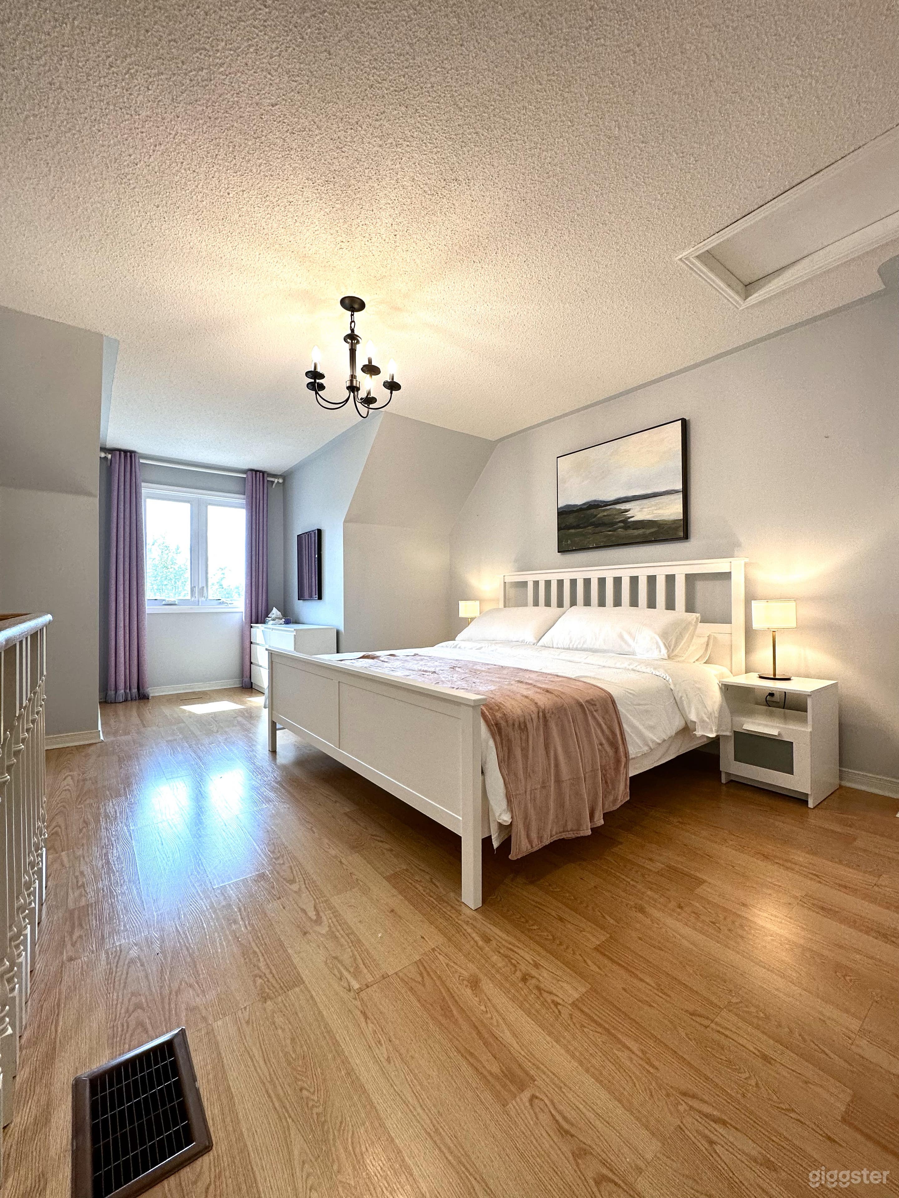 Charming Home in Richmond Hill Photo 4