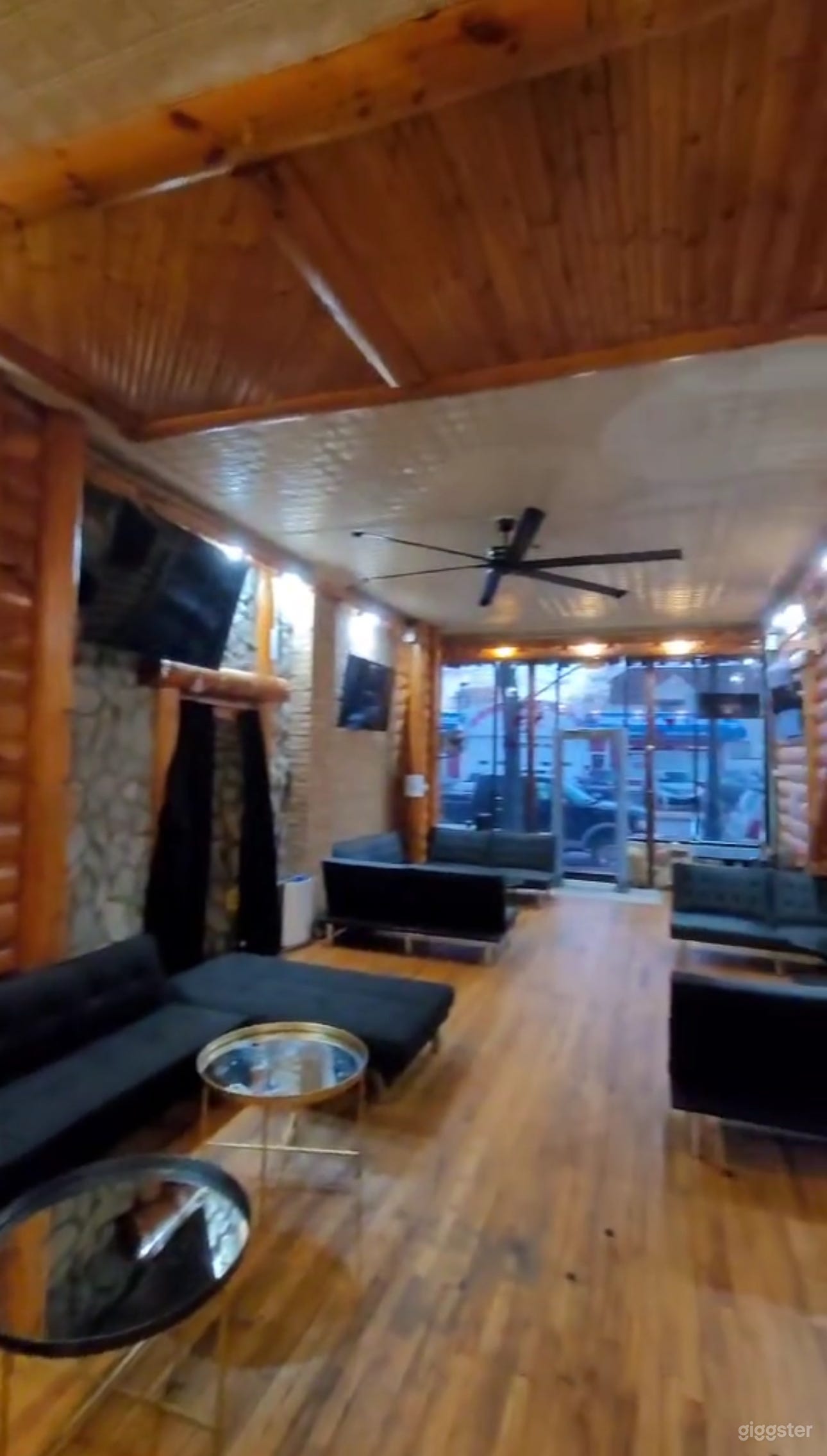 Laid back multifunctional gathering space Photo 4