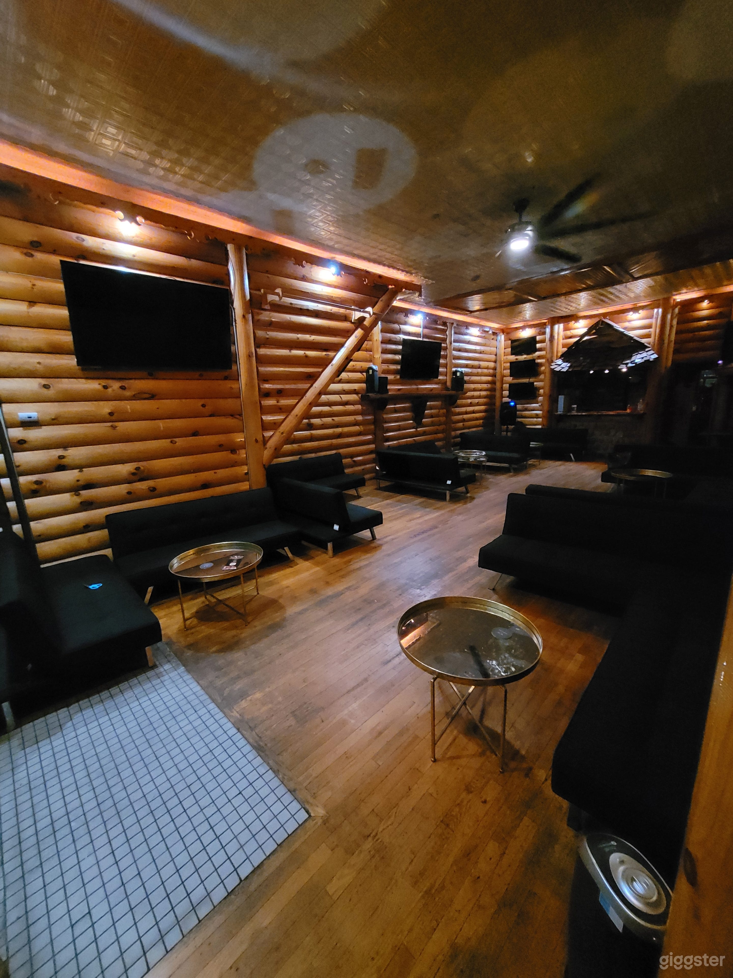 Laid back multifunctional gathering space Photo 1