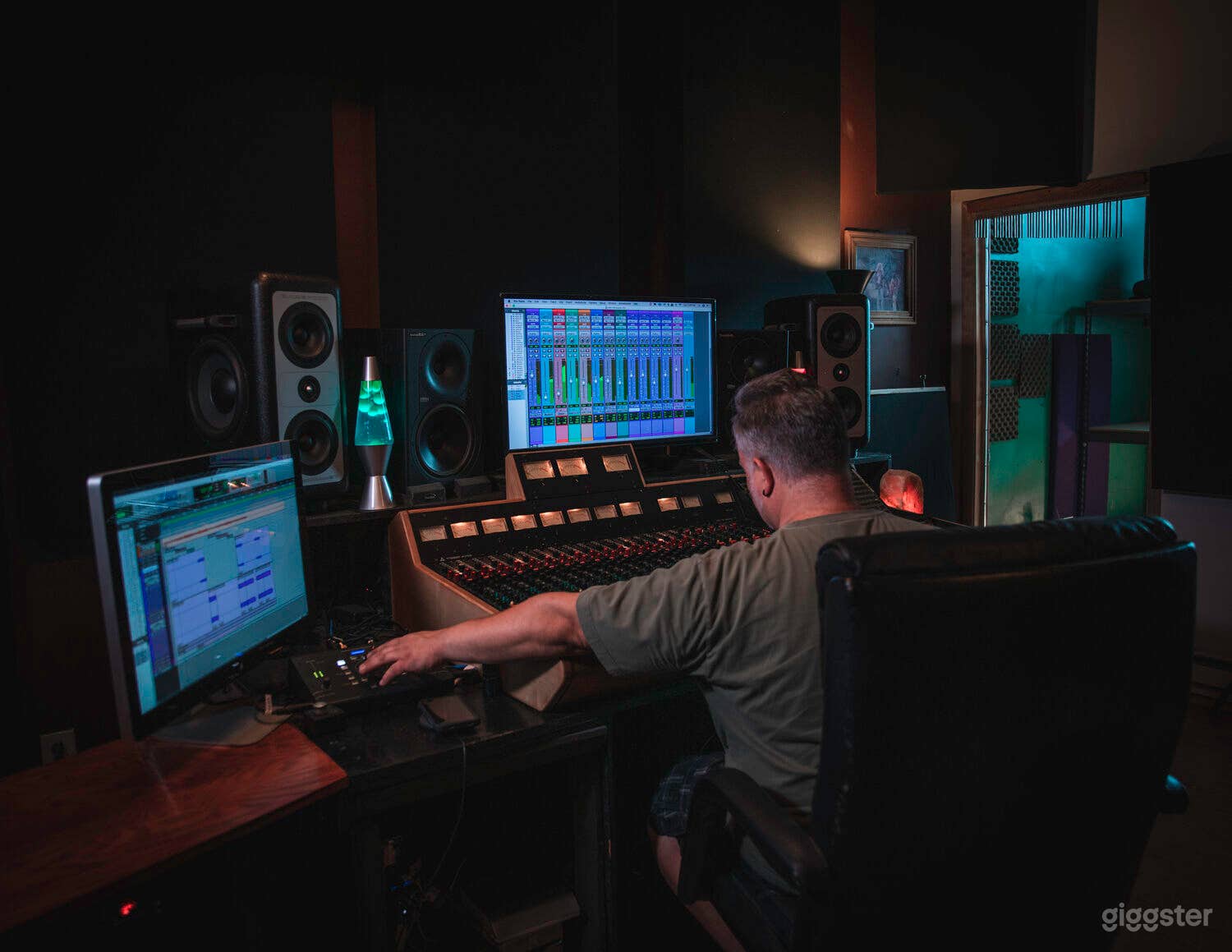 Well-Equipped Music Recording Studio   Photo 4