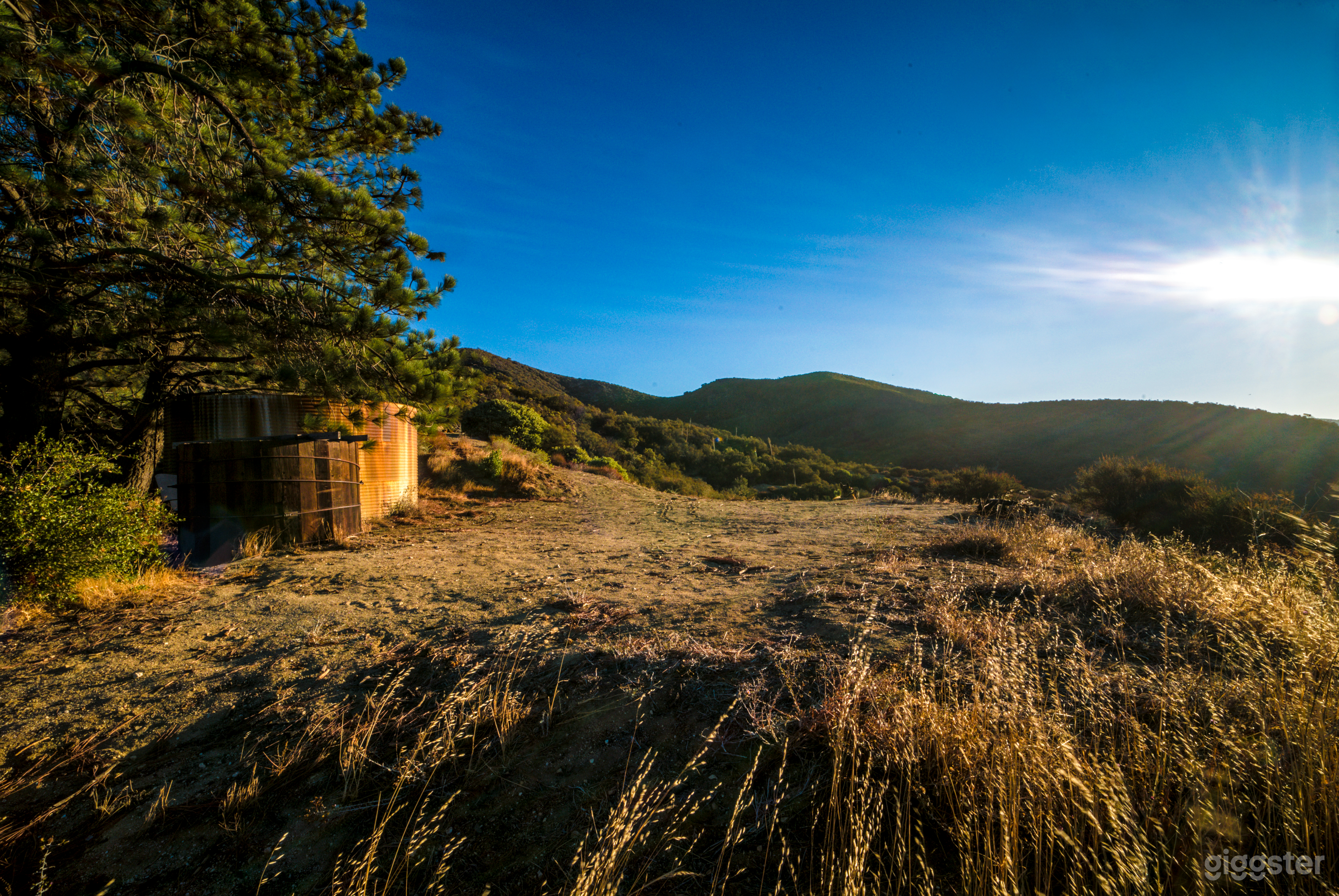 Ridge Overlook Desert Plateau– Scenic Mountain Film Backdrop Photo 1