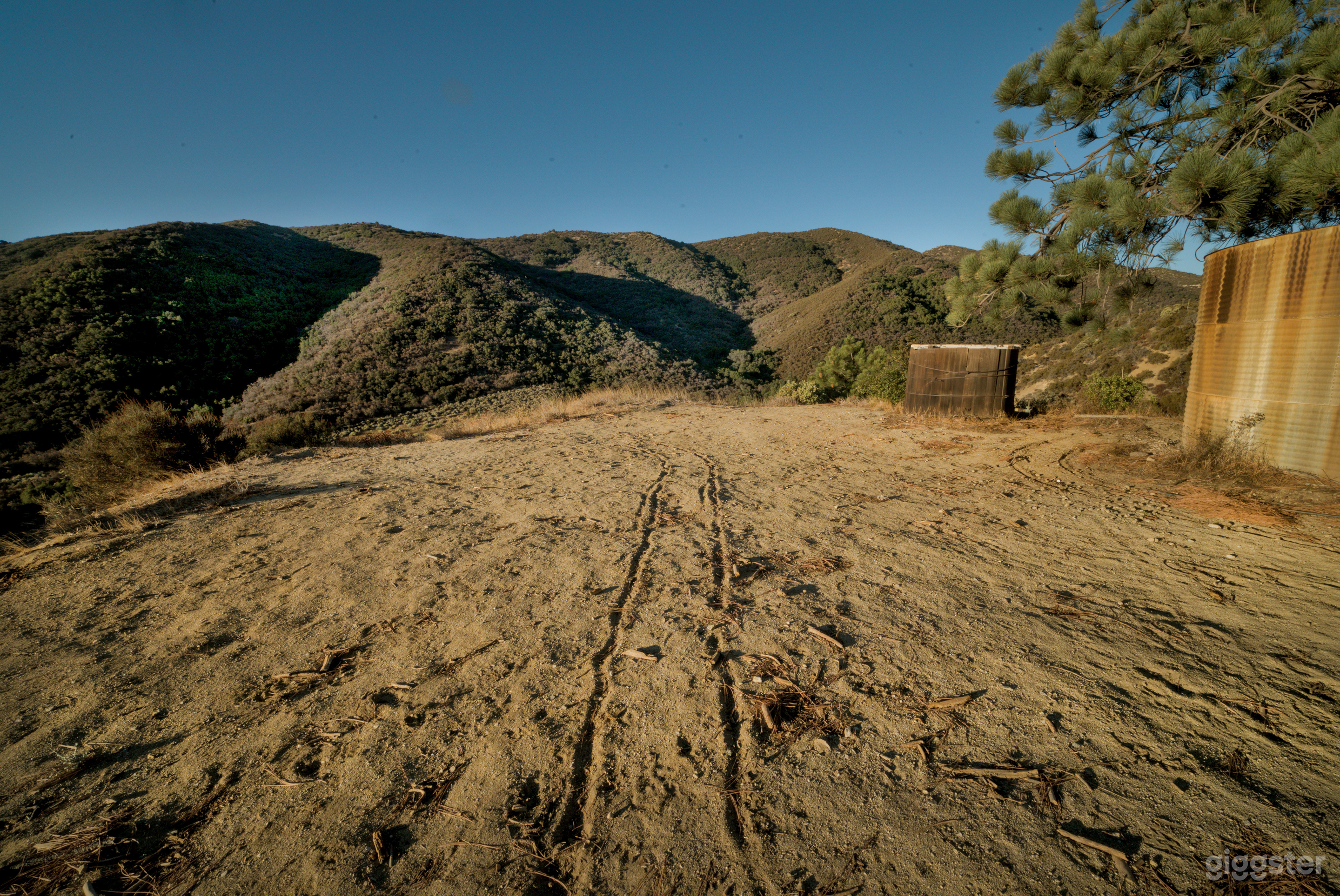 Ridge Overlook Desert Plateau– Scenic Mountain Film Backdrop Photo 3