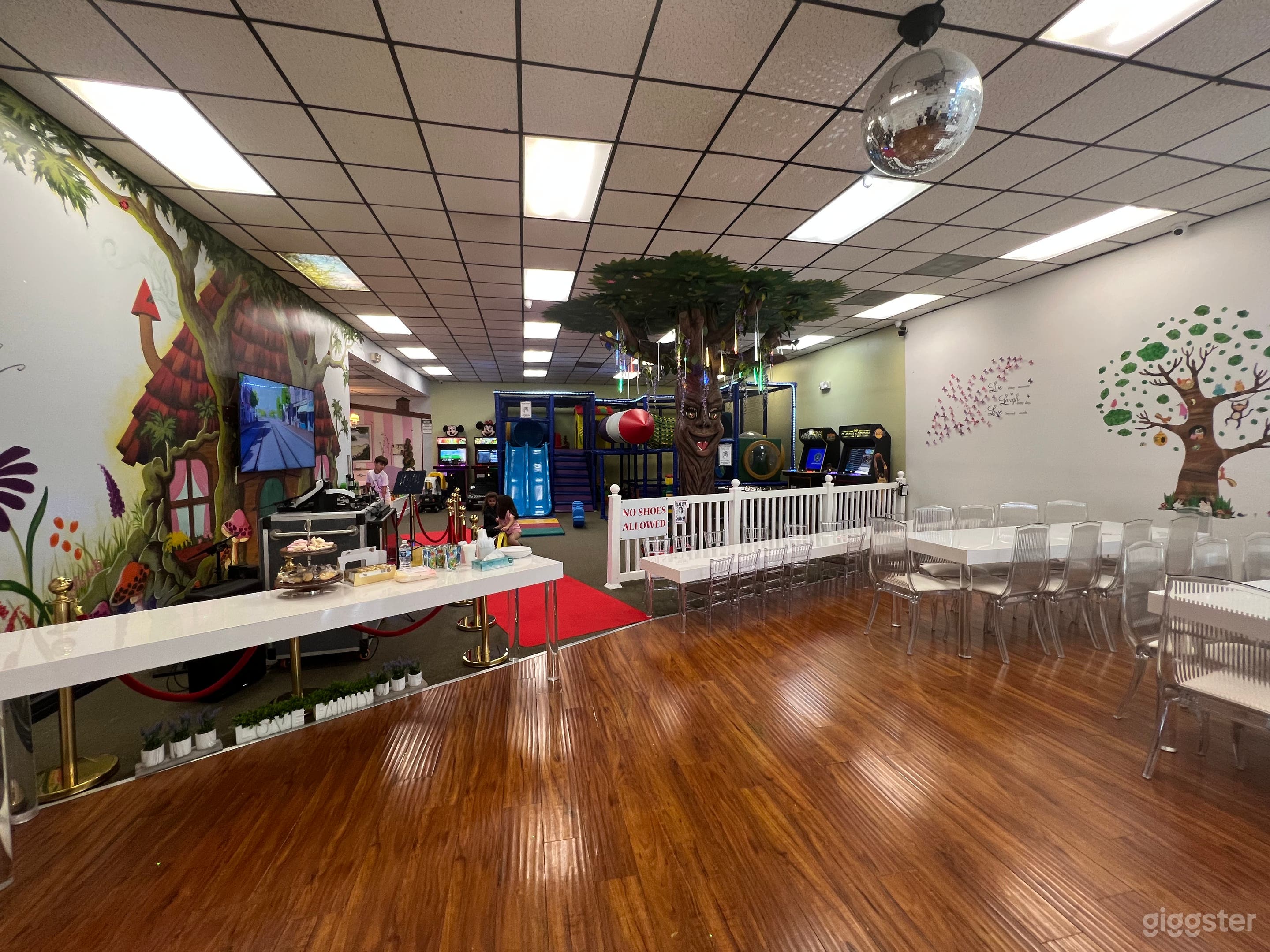 Huge playground with Karaoke and dance floor  Photo 1