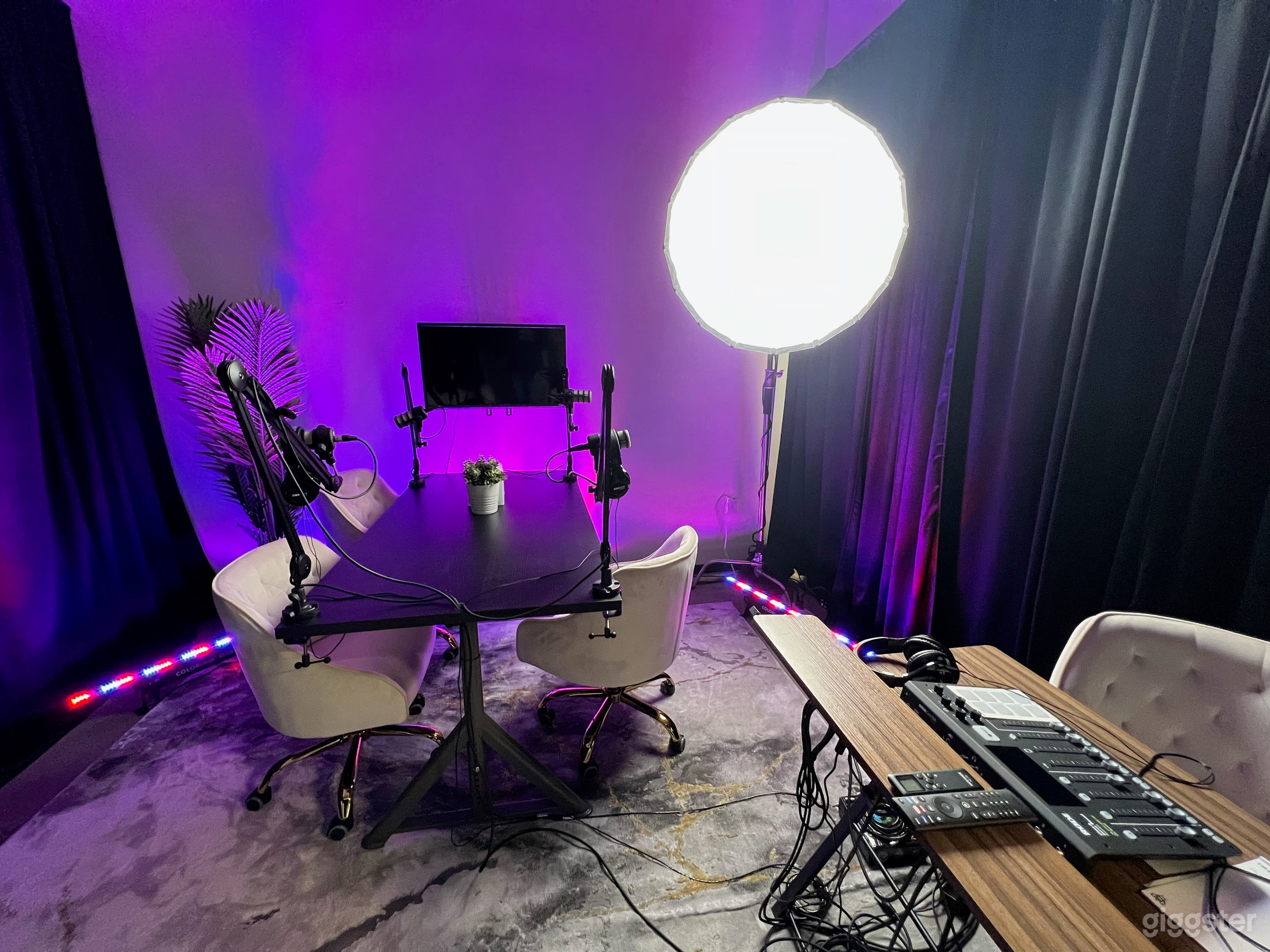 Spacious Podcast Lounge Photo 1