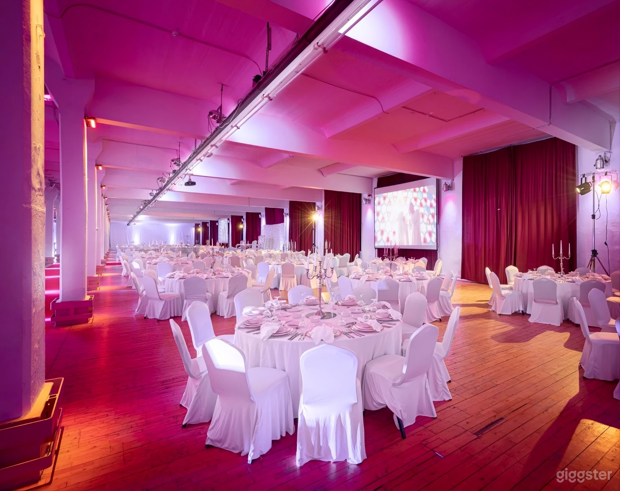 Lichtdurchfluteter Saal mit Backsteinfassade in Berlin Photo 3